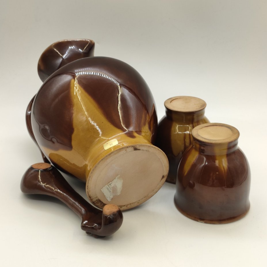 Кувшин с двумя стаканами и ложечкой жёлто-коричневого оттенка