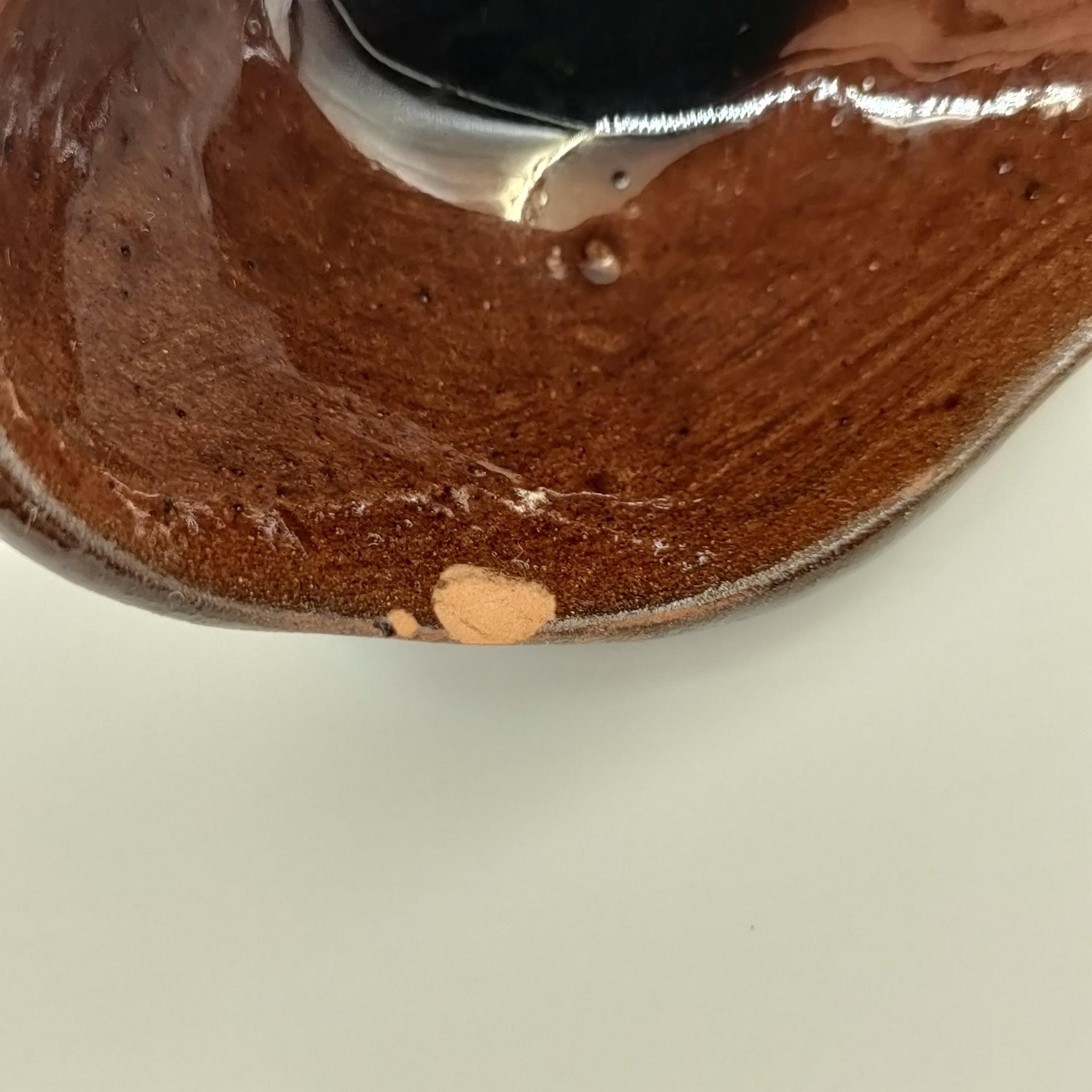 Кувшин с двумя стаканами и ложечкой жёлто-коричневого оттенка