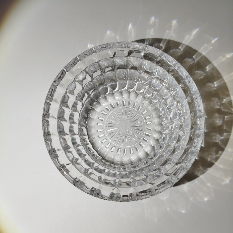 Конфетница с рельефным декором