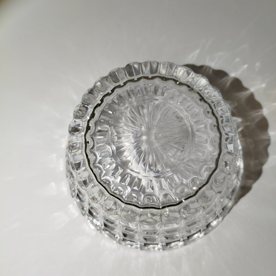 Конфетница с рельефным декором