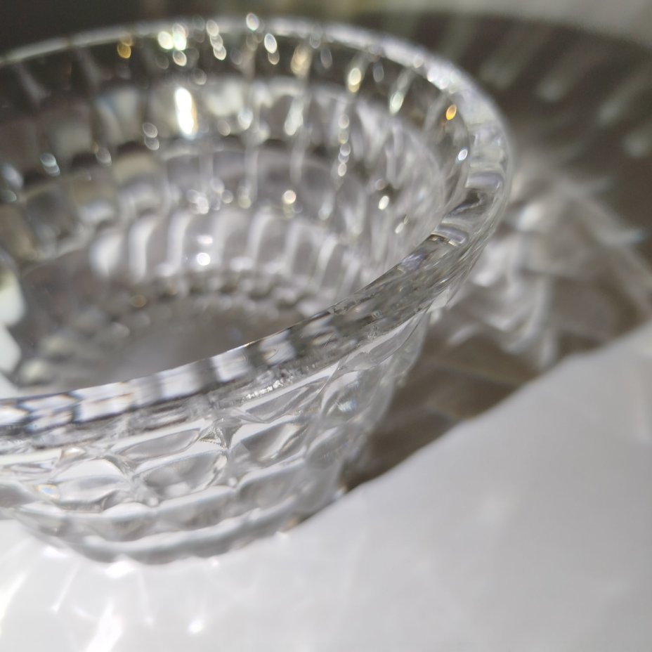 Конфетница с рельефным декором