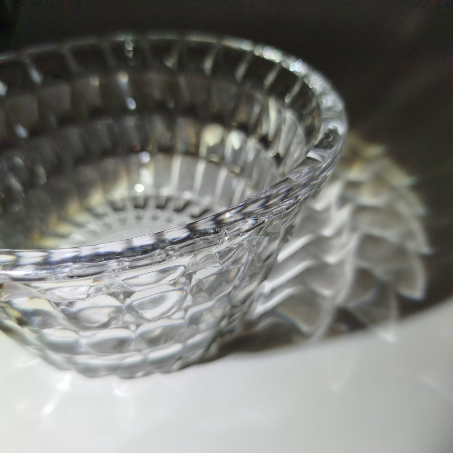 Конфетница с рельефным декором