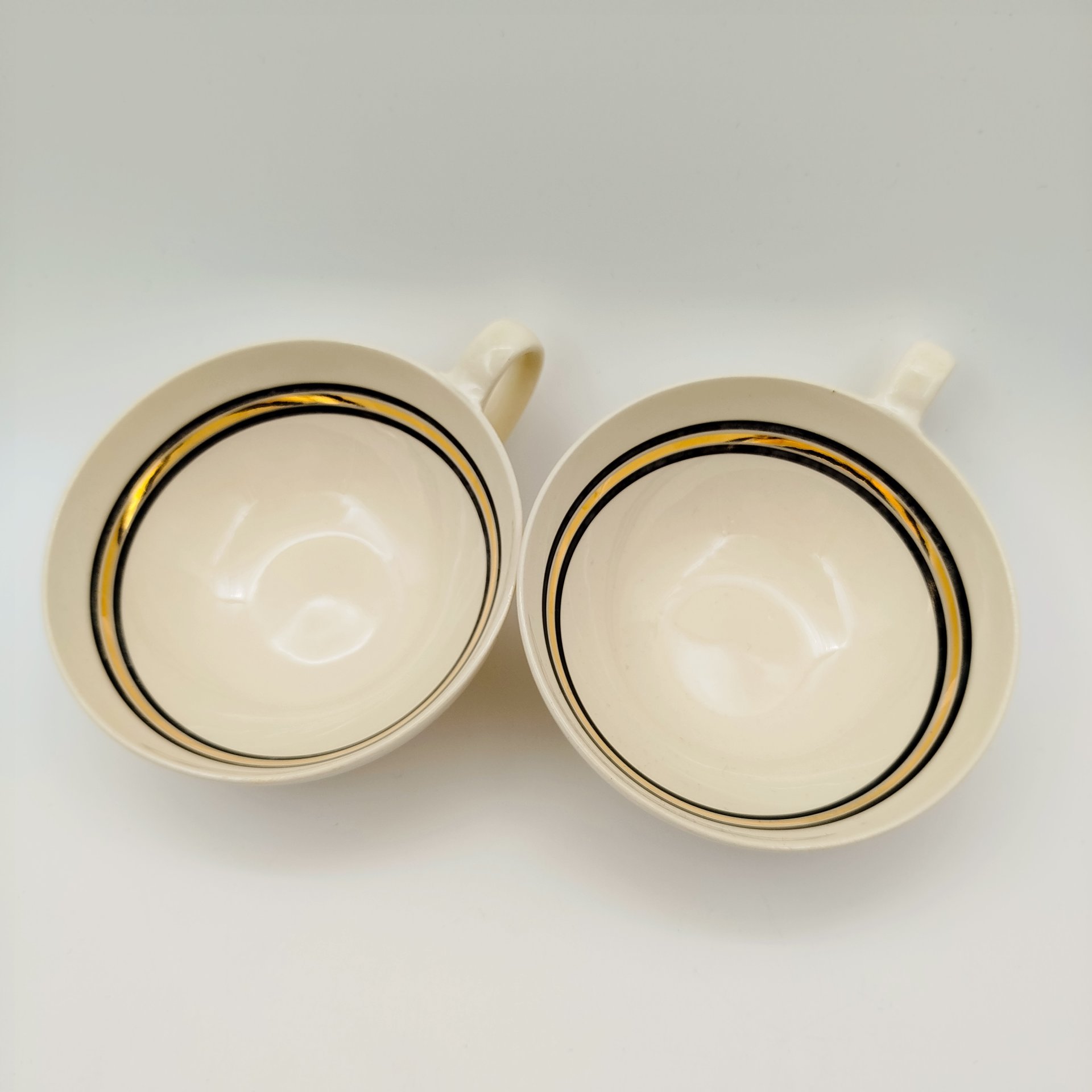 Набор чайных пар на две персоны с декором в виде линий, Petrus Regout Maastricht, фаянс, золочение, Нидерланды, 1890-1930 гг.