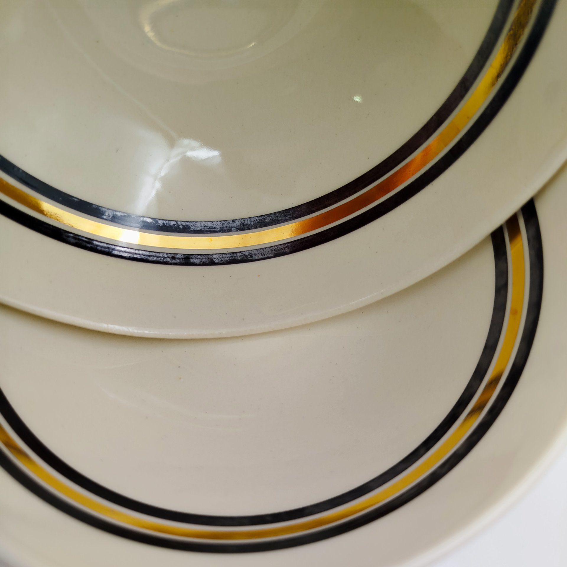 Набор чайных пар на две персоны с декором в виде линий, Petrus Regout Maastricht, фаянс, золочение, Нидерланды, 1890-1930 гг.