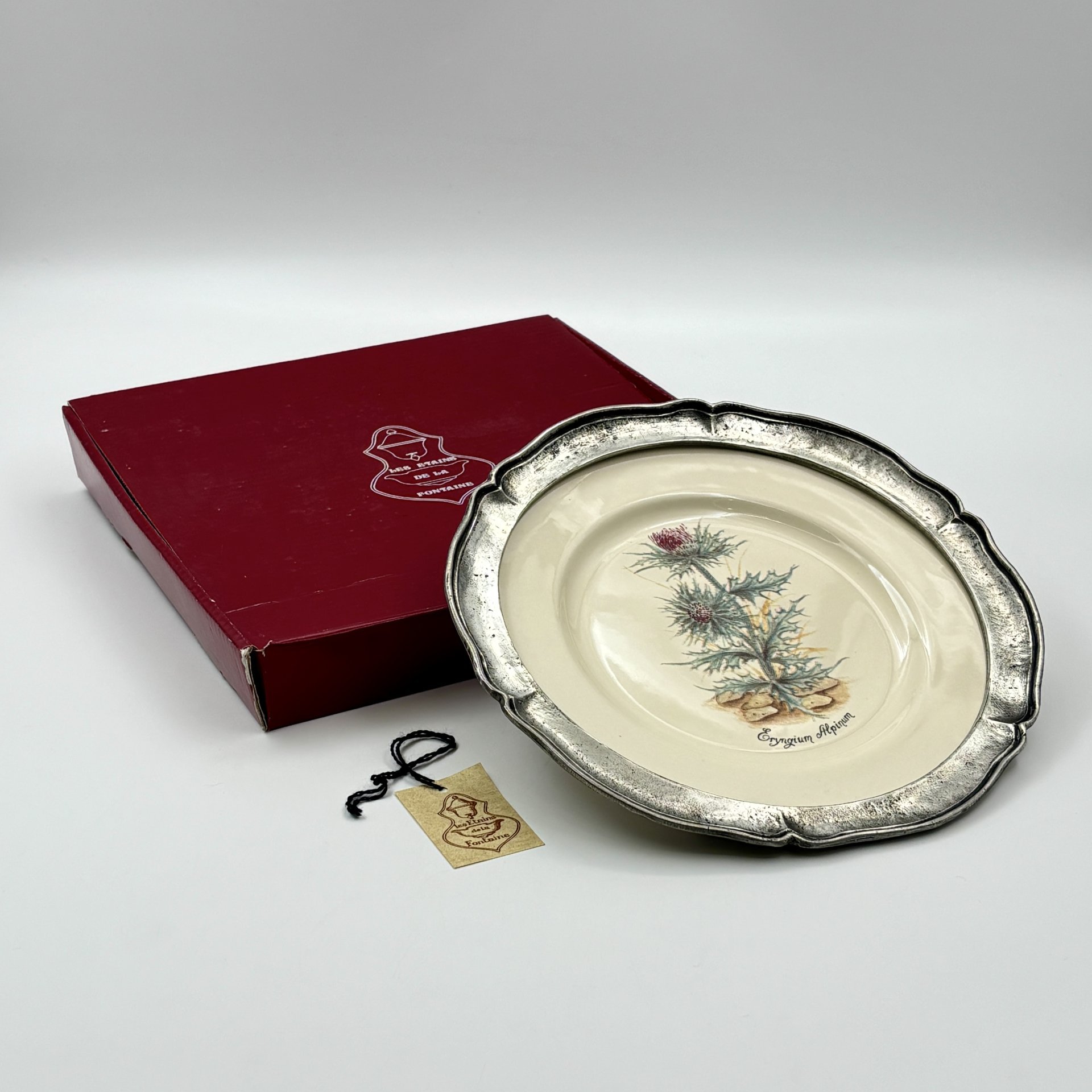 Настенная тарелка, украшенная изображением Синеголовника Альпийского в металлической оплетке , St. Clément, Les Etains de la Fontaine, фаянс, металл, деколь, Франция, 1970-1990 гг.