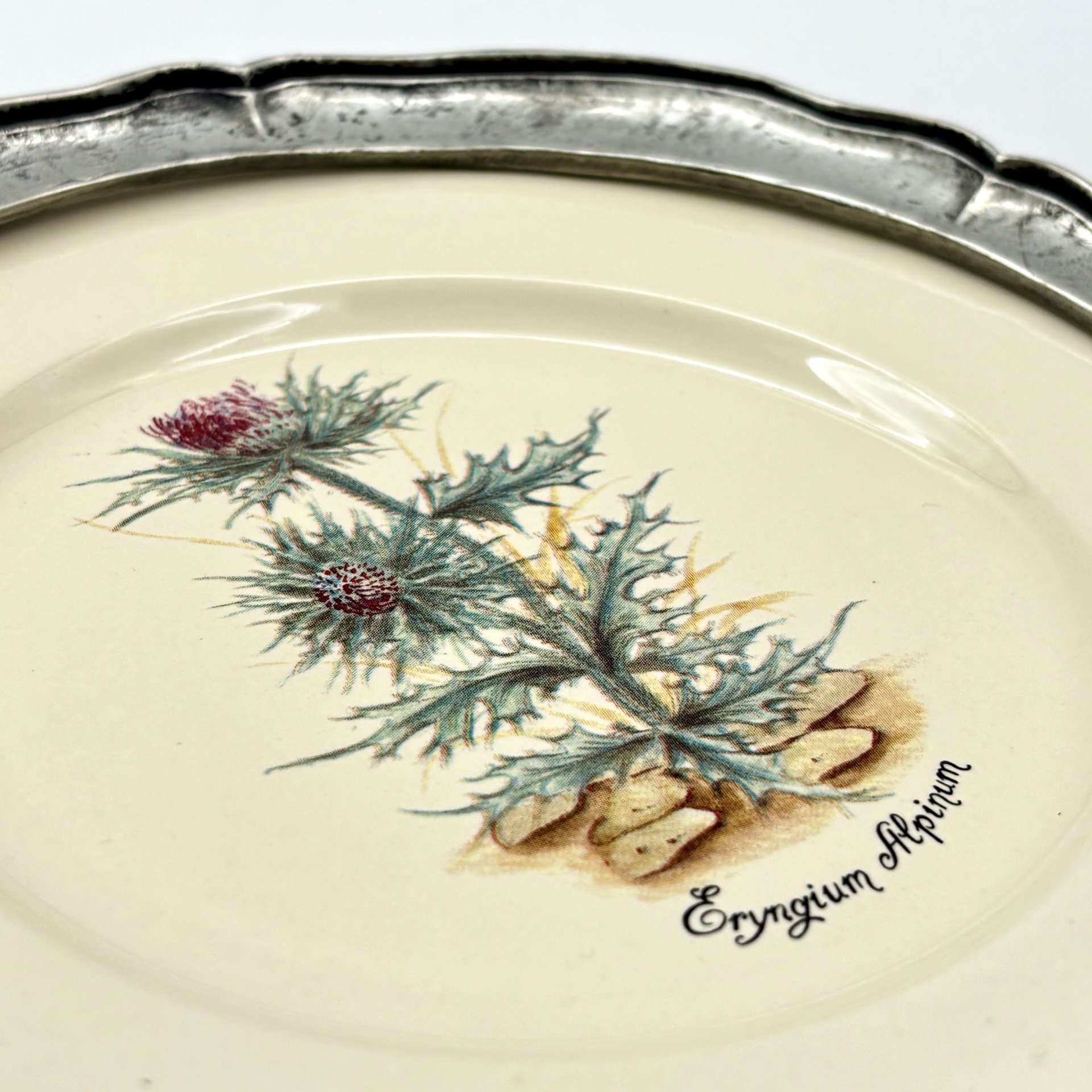 Настенная тарелка, украшенная изображением Синеголовника Альпийского в металлической оплетке , St. Clément, Les Etains de la Fontaine, фаянс, металл, деколь, Франция, 1970-1990 гг.