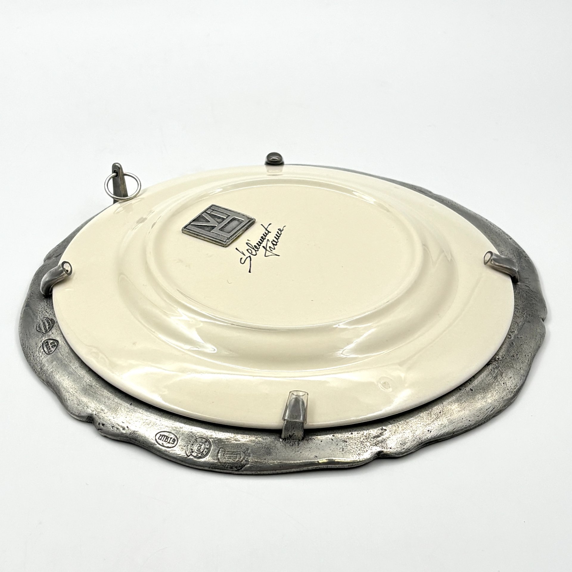 Настенная тарелка, украшенная изображением Синеголовника Альпийского в металлической оплетке , St. Clément, Les Etains de la Fontaine, фаянс, металл, деколь, Франция, 1970-1990 гг.