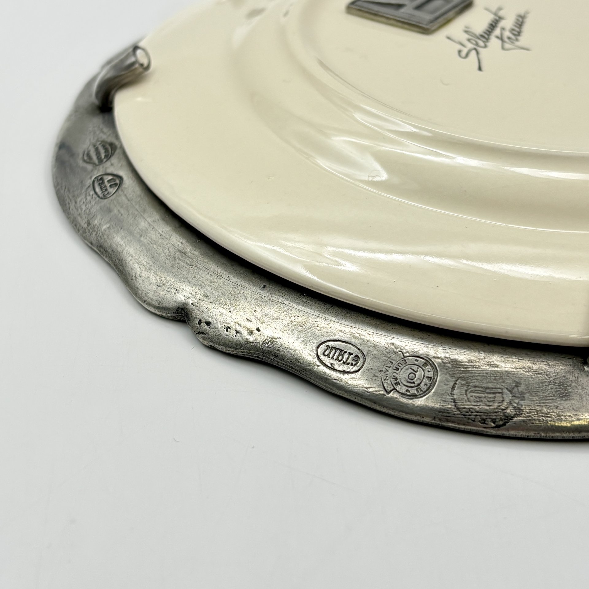 Настенная тарелка, украшенная изображением Синеголовника Альпийского в металлической оплетке , St. Clément, Les Etains de la Fontaine, фаянс, металл, деколь, Франция, 1970-1990 гг.