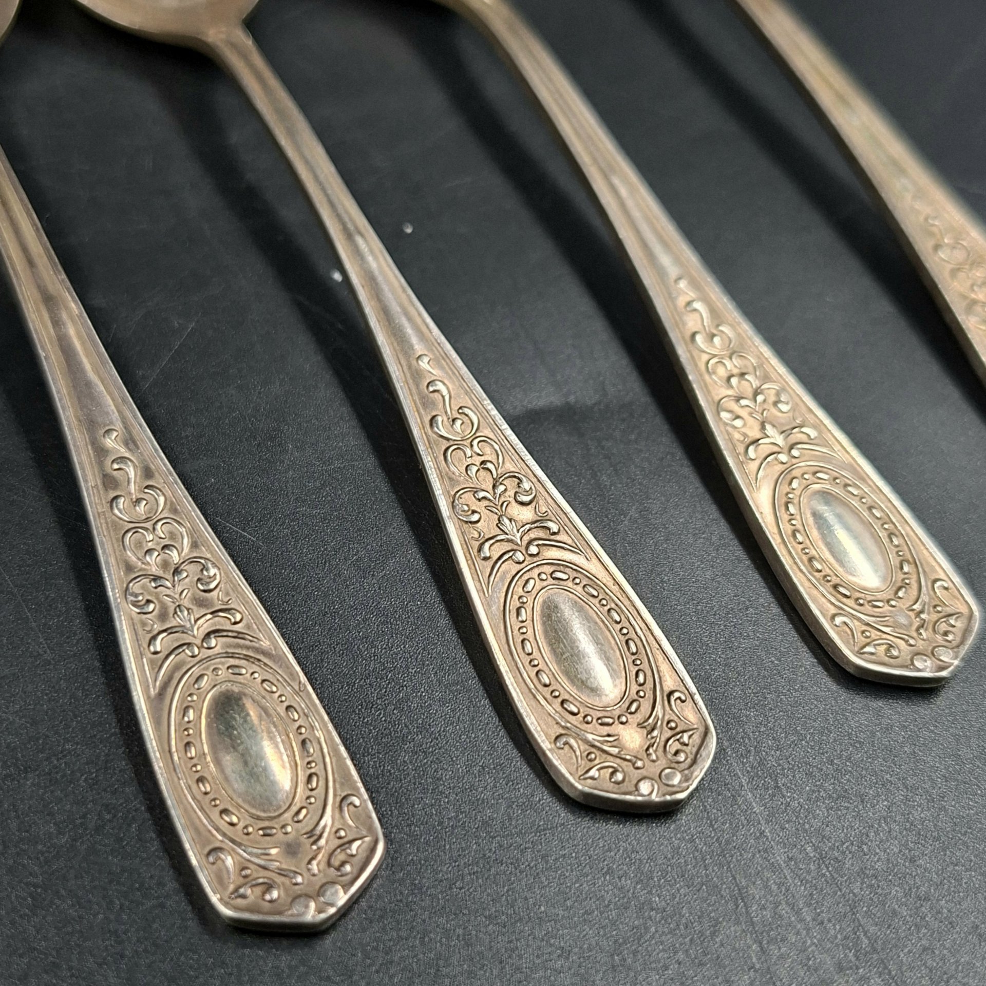 Набор из шести чайных ложек с растительным декором, мНЦ (медь-никель-цинк), Кольчугинский завод цветных металлов, СССР, 1960-1990 гг.