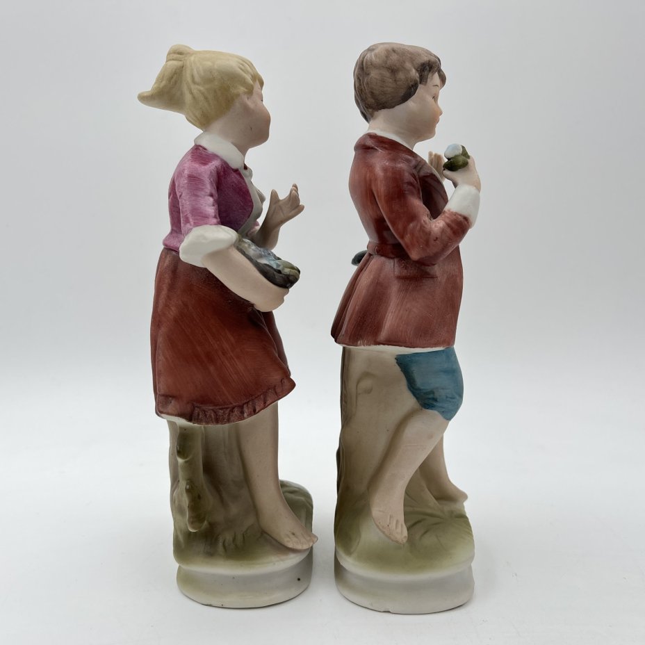 Статуэтки парные "Девочка с корзиной цветов" и "Мальчик с цветком в руке"