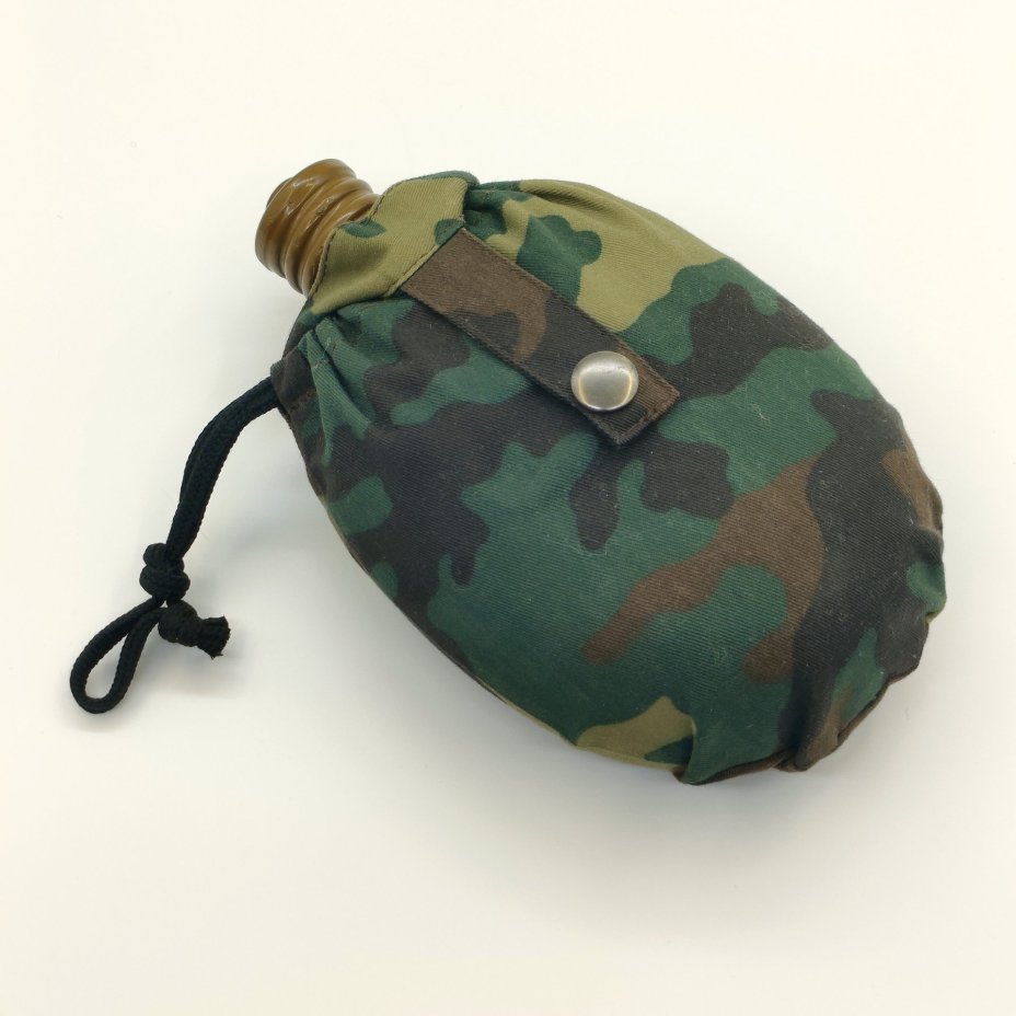 Фляга армейская в родном чехле (цвета "Лес"), алюминий, краска, текстиль, Завод «Красный Выборжец», СССР, 1983 г.