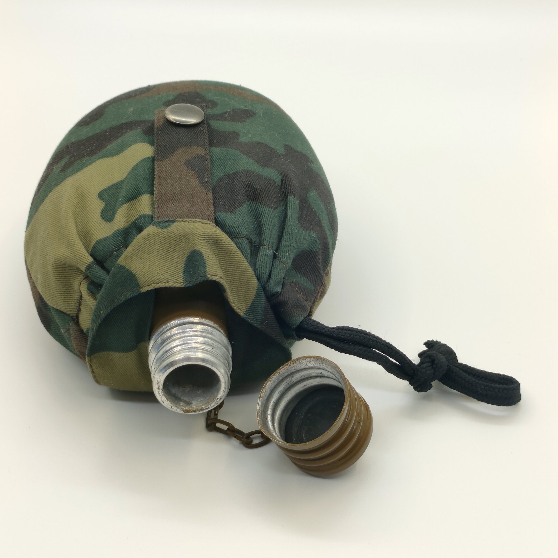 Фляга армейская в родном чехле (цвета "Лес"), алюминий, краска, текстиль, Завод «Красный Выборжец», СССР, 1983 г.