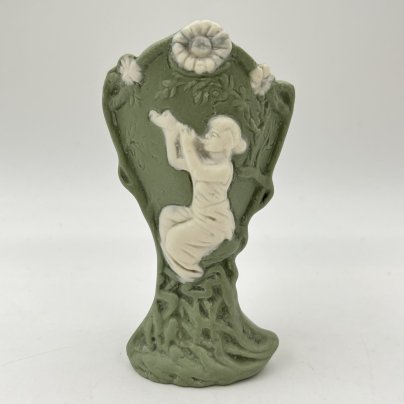 Вазочка миниатюрная изящной формы с цветочным декором и изображением девушки, играющей на флейте