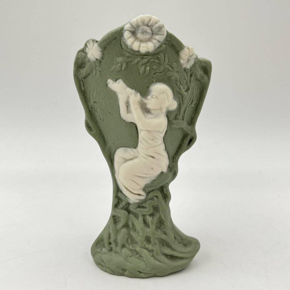 Вазочка миниатюрная изящной формы с цветочным декором и изображением девушки, играющей на флейте