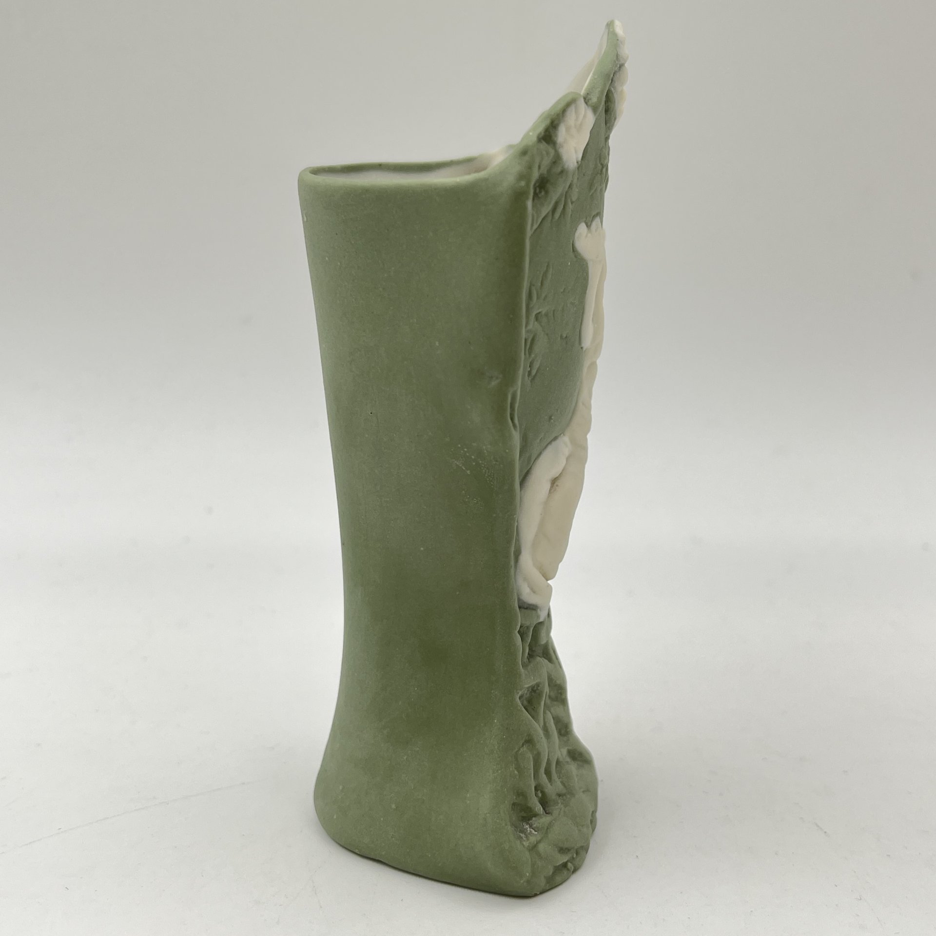 Вазочка миниатюрная изящной формы с цветочным декором и изображением девушки, играющей на флейте