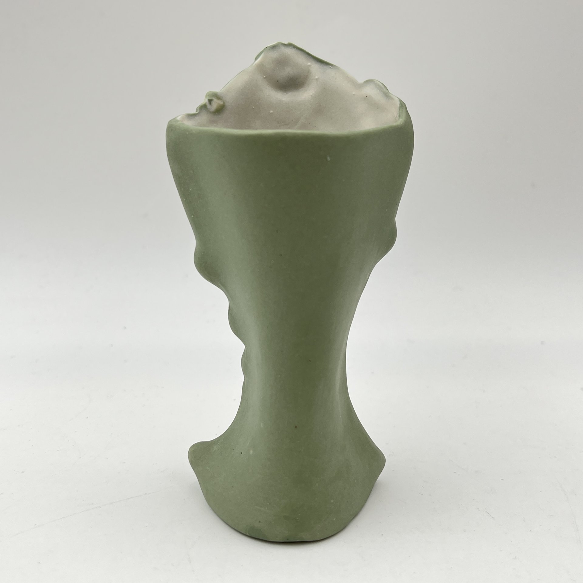 Вазочка миниатюрная изящной формы с цветочным декором и изображением девушки, играющей на флейте