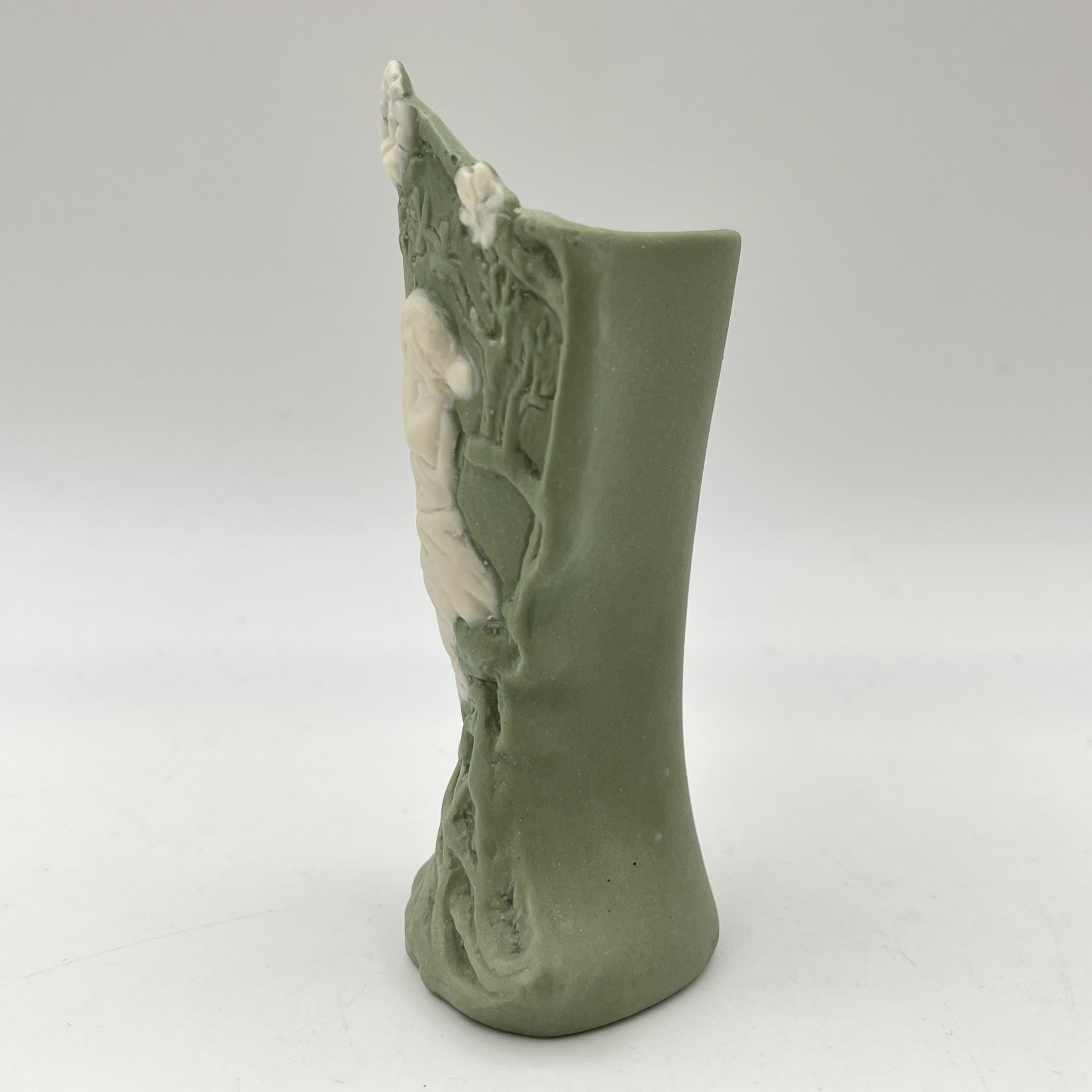 Вазочка миниатюрная изящной формы с цветочным декором и изображением девушки, играющей на флейте