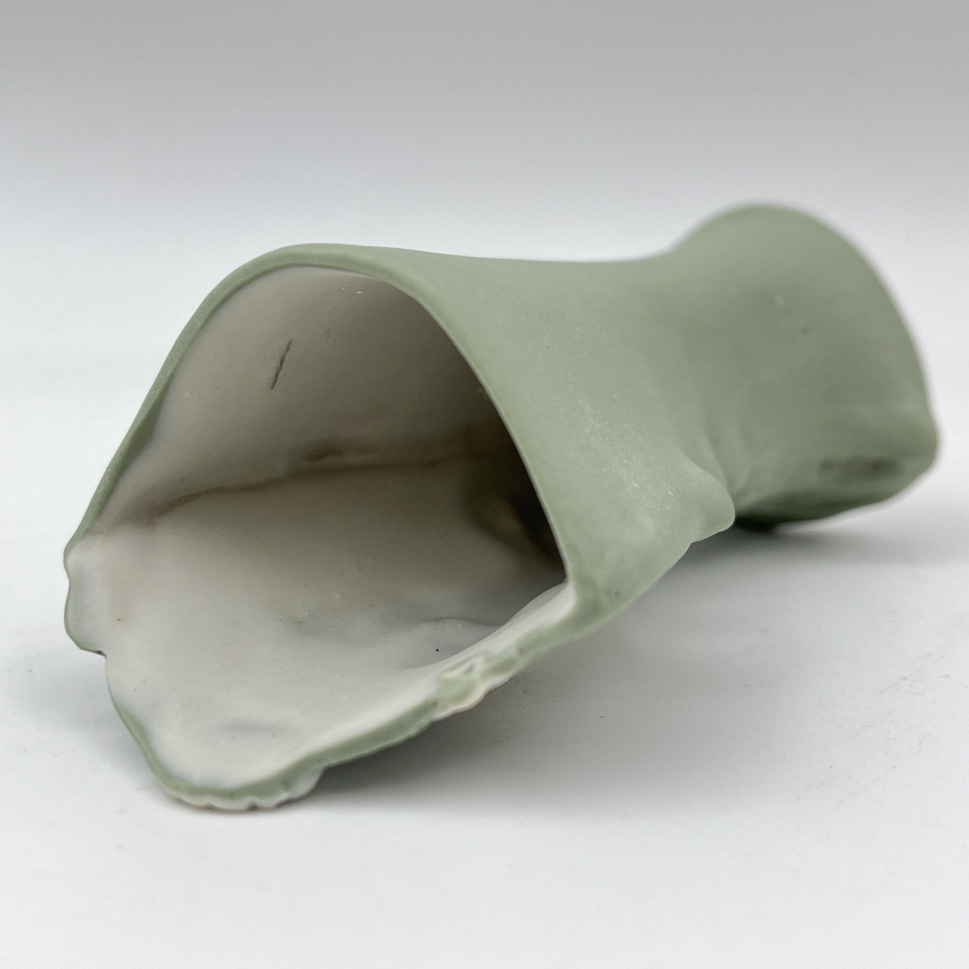 Вазочка миниатюрная изящной формы с цветочным декором и изображением девушки, играющей на флейте