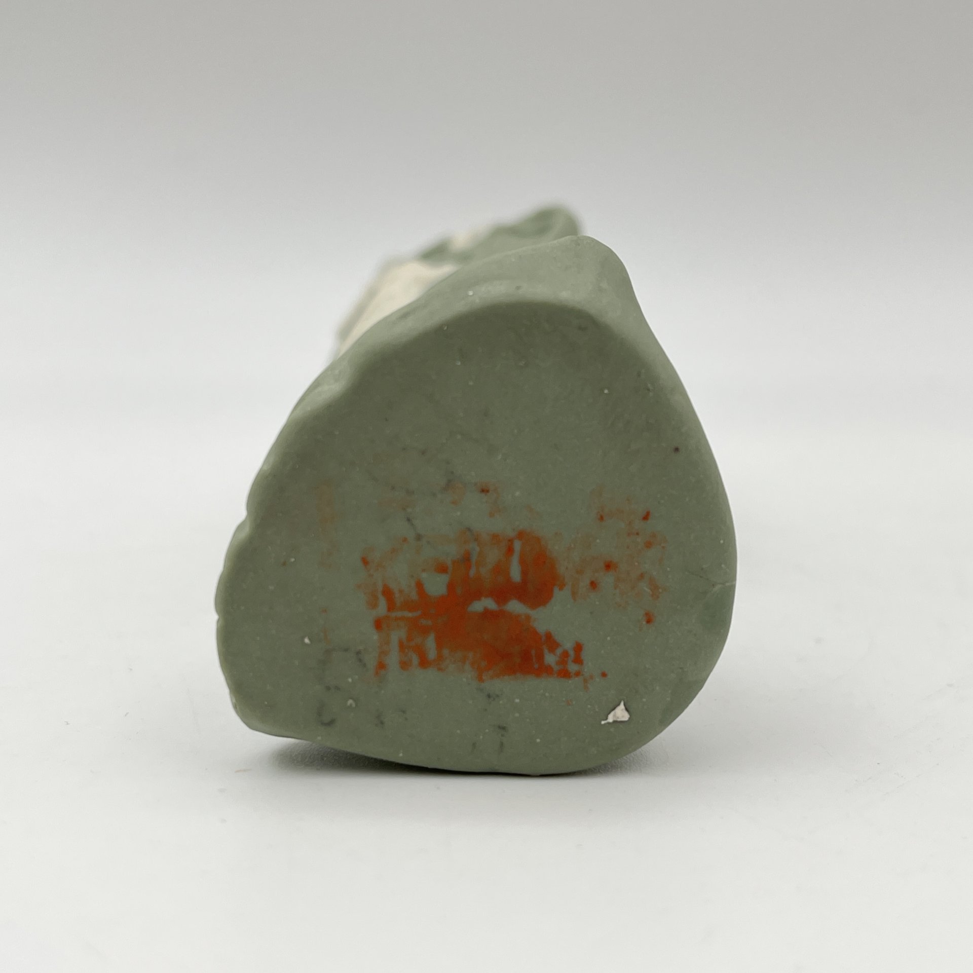 Вазочка миниатюрная изящной формы с цветочным декором и изображением девушки, играющей на флейте