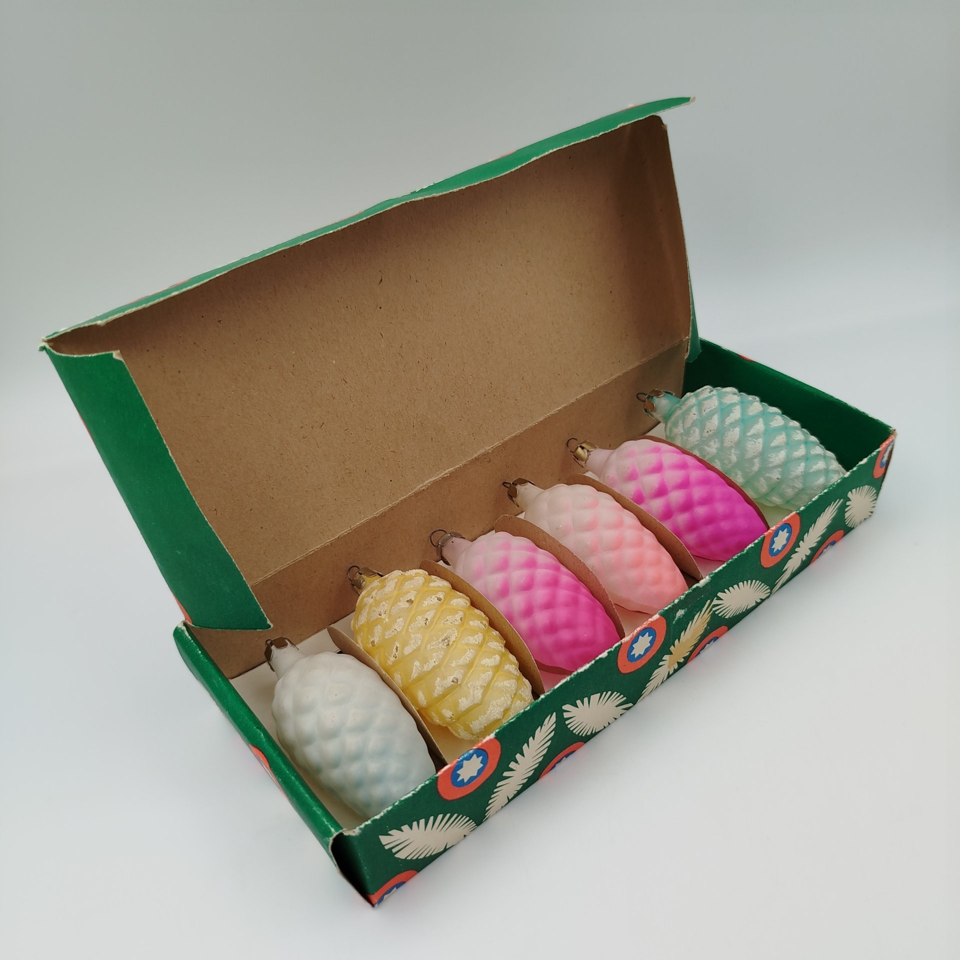 Набор елочных игрушек "Шишки" в коробке, стекло, краска, картон (коробка), Московский завод ёлочных украшений, СССР, 1970-1990 гг.