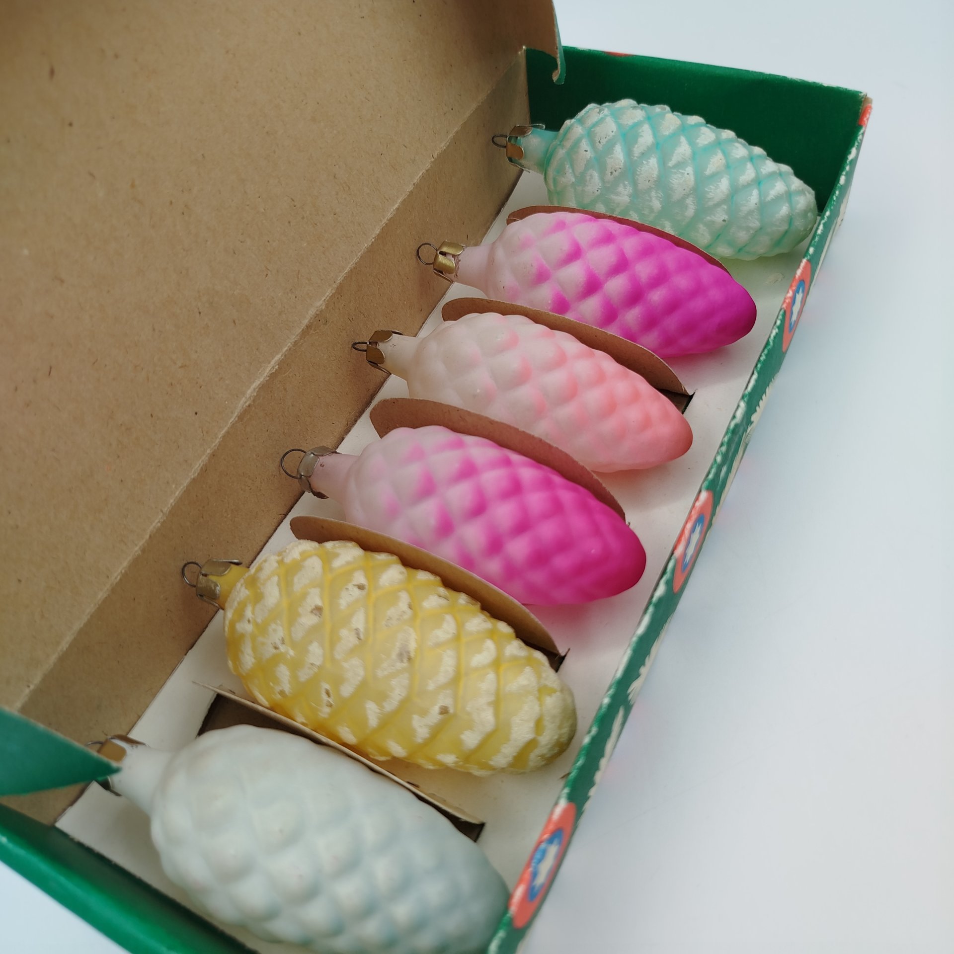 Набор елочных игрушек "Шишки" в коробке, стекло, краска, картон (коробка), Московский завод ёлочных украшений, СССР, 1970-1990 гг.