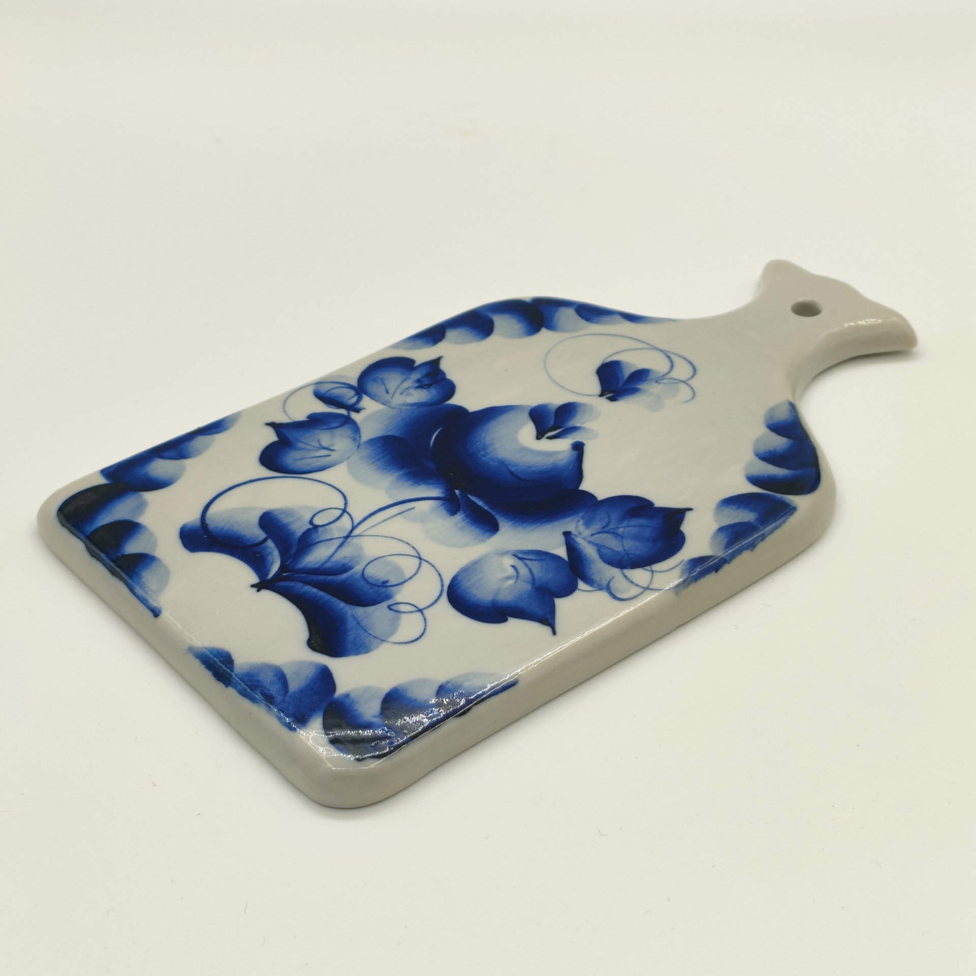 Сырная доска, украшенная изображениями цветов, фарфор, роспись, Речицкий фарфоровый завод (Гжель), СССР, 1970-1980 гг.