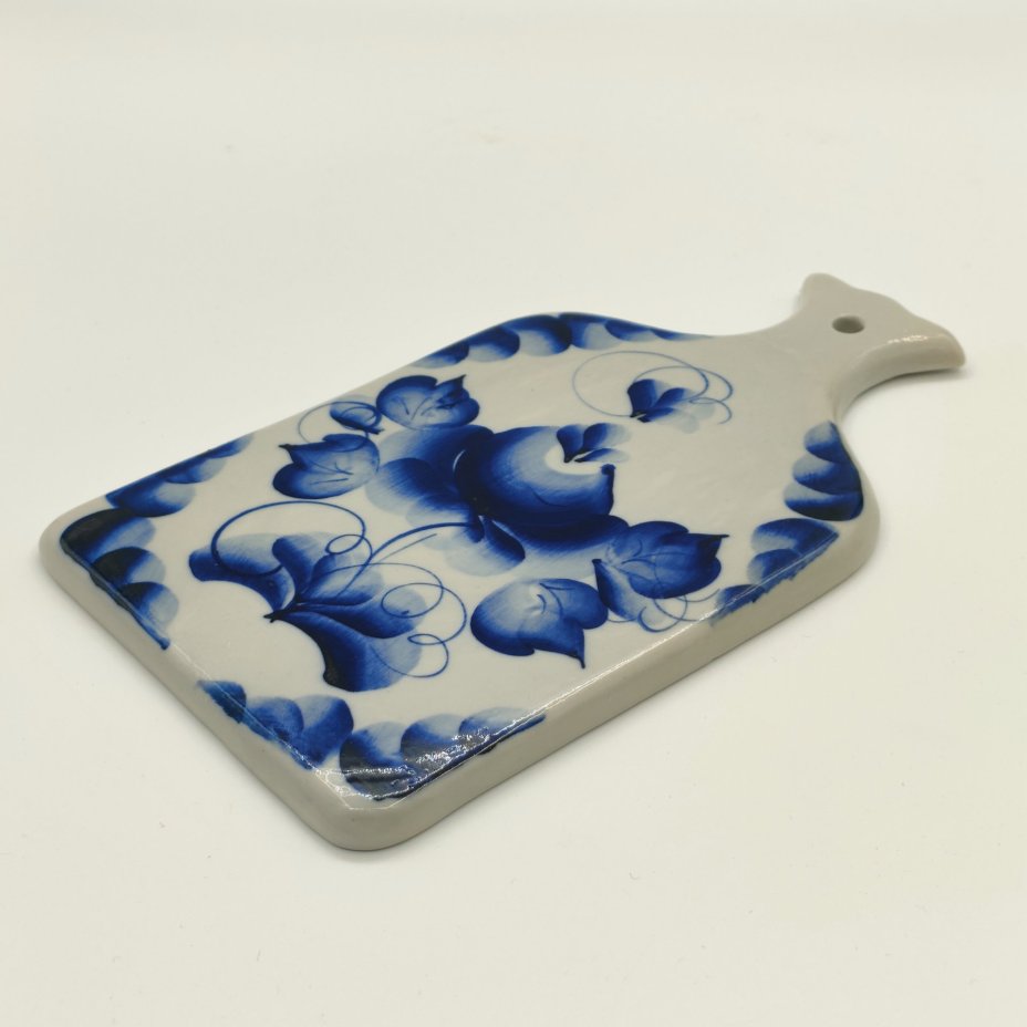 Сырная доска, украшенная изображениями цветов, фарфор, роспись, Речицкий фарфоровый завод (Гжель), СССР, 1970-1980 гг.