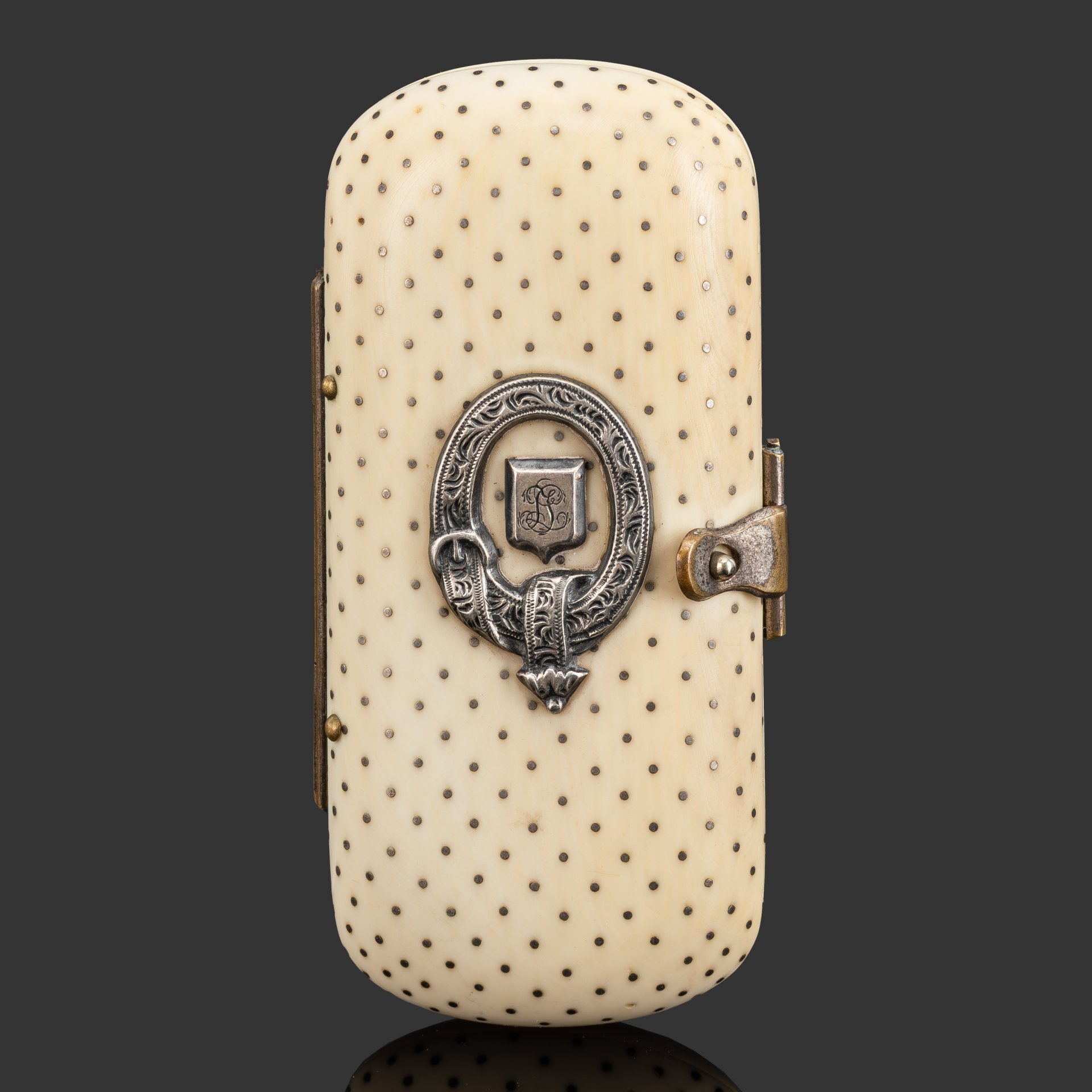 Таблетница овальной формы, с вензелем