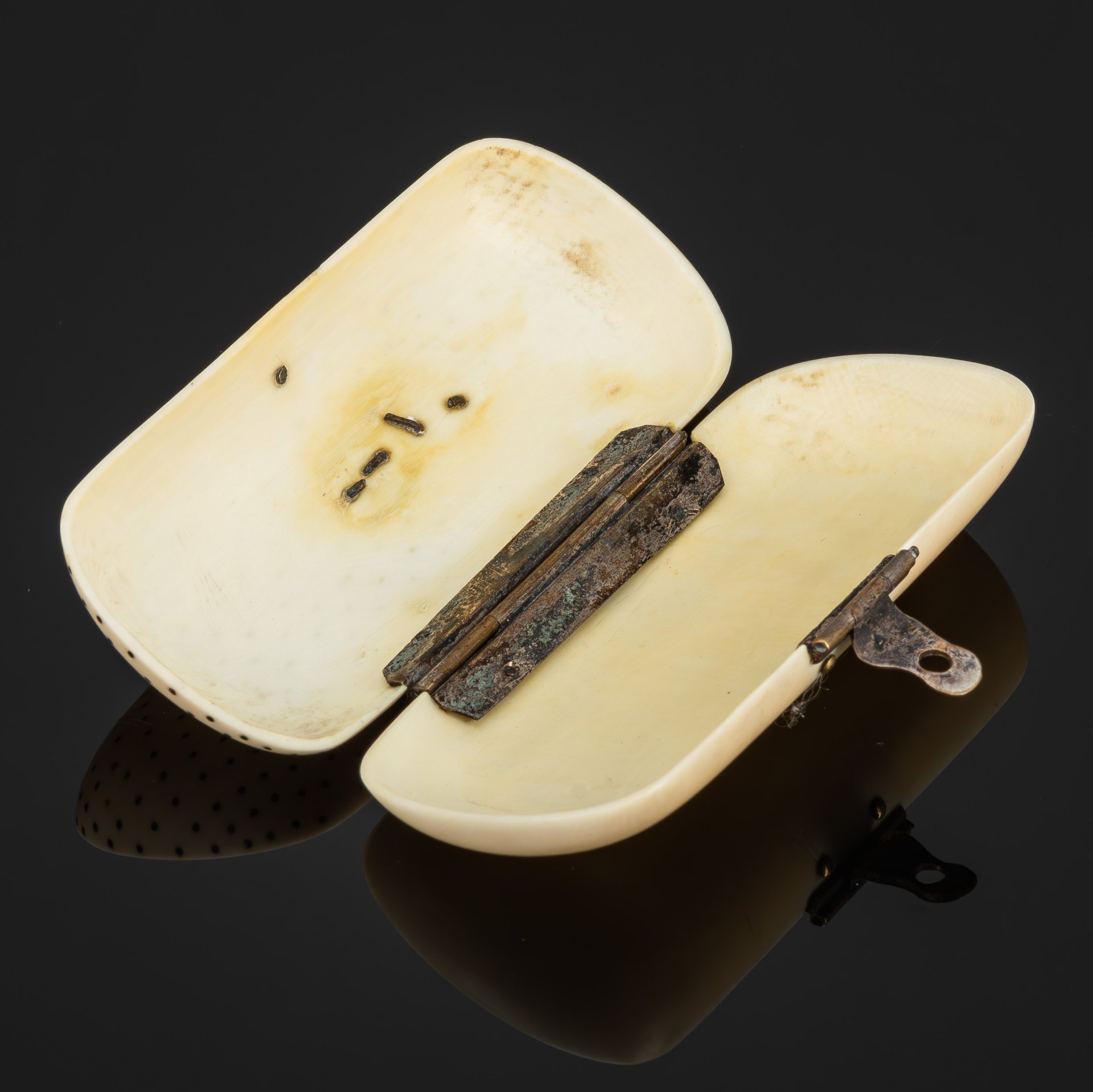 Таблетница овальной формы, с вензелем