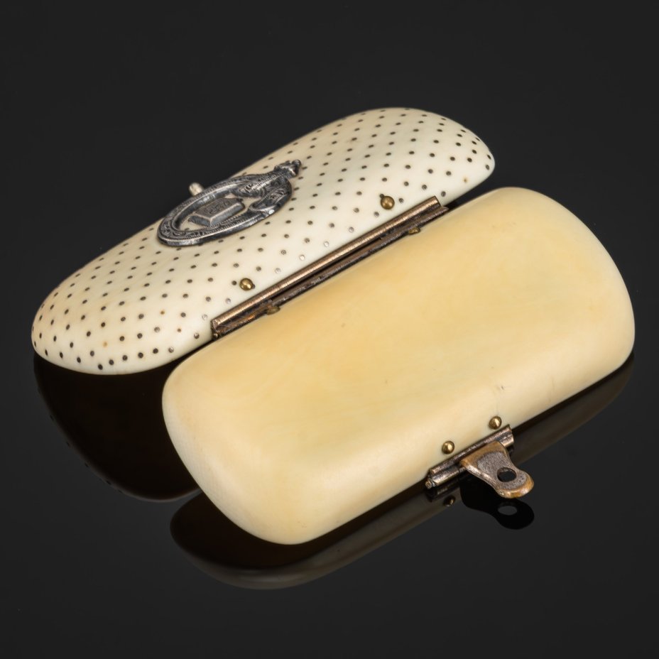 Таблетница овальной формы, с вензелем, кость, металл, Западная Европа, 1880-1920 гг.