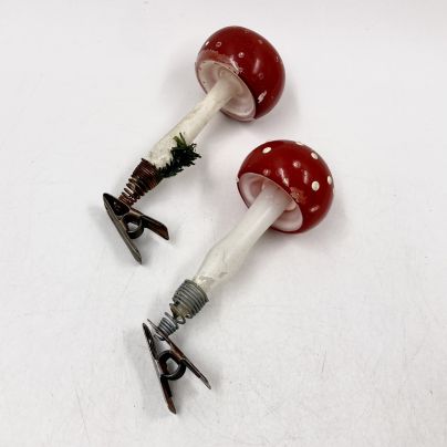 Набор из 2- ёлочных игрушек "Мухоморы" на прищепках, стекло, роспись, металл, ГДР, 1940-1950 гг.