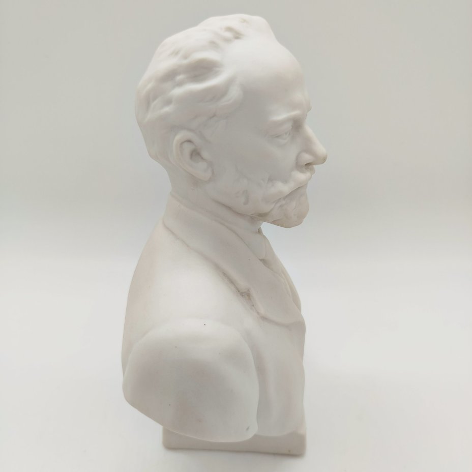 Бюст "П.И. Чайковский" , скульптор В.И. Сычёв, Ленинградский завод фарфоровых изделий (ЛЗФИ)