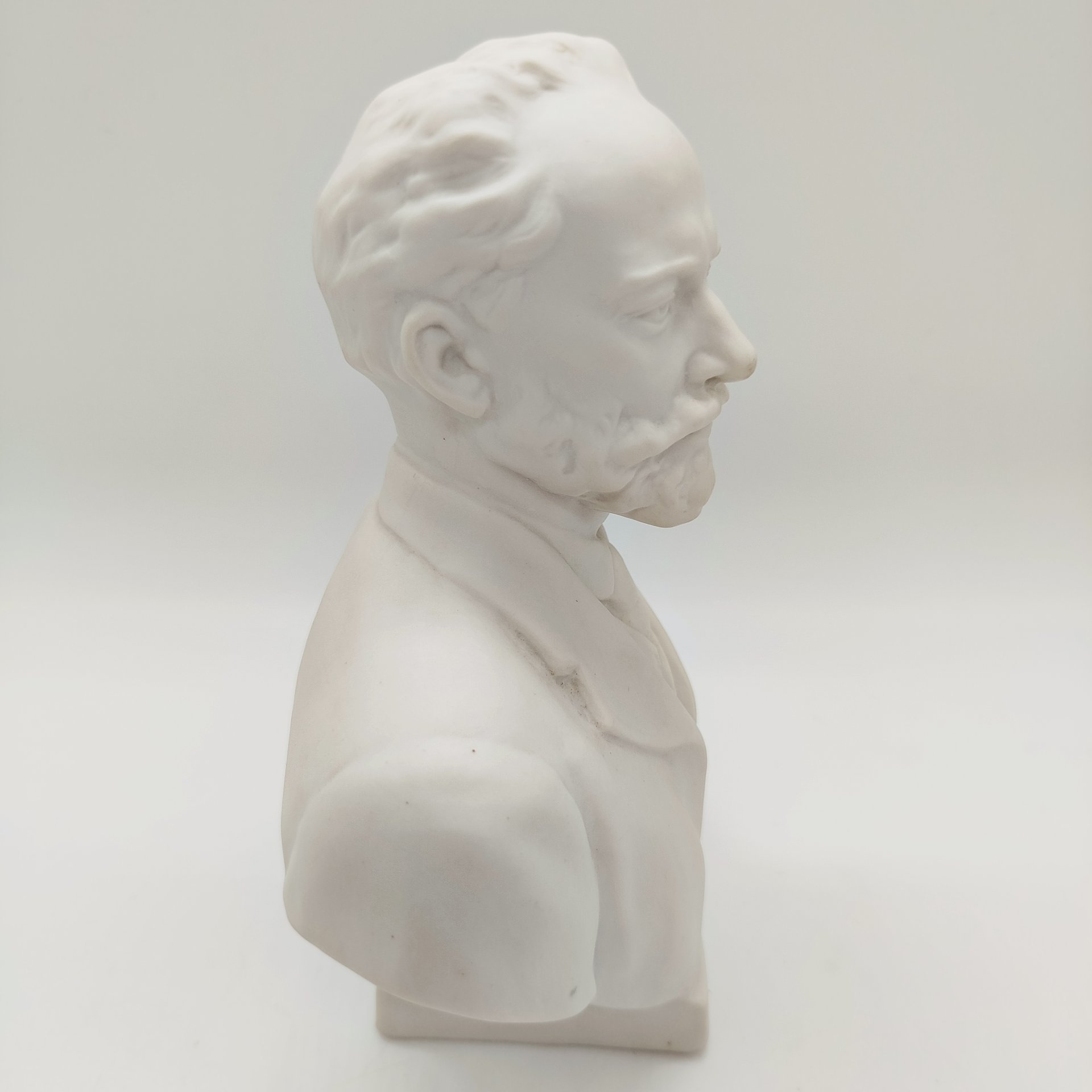 Бюст "П.И. Чайковский" , скульптор В.И. Сычёв, Ленинградский завод фарфоровых изделий (ЛЗФИ)