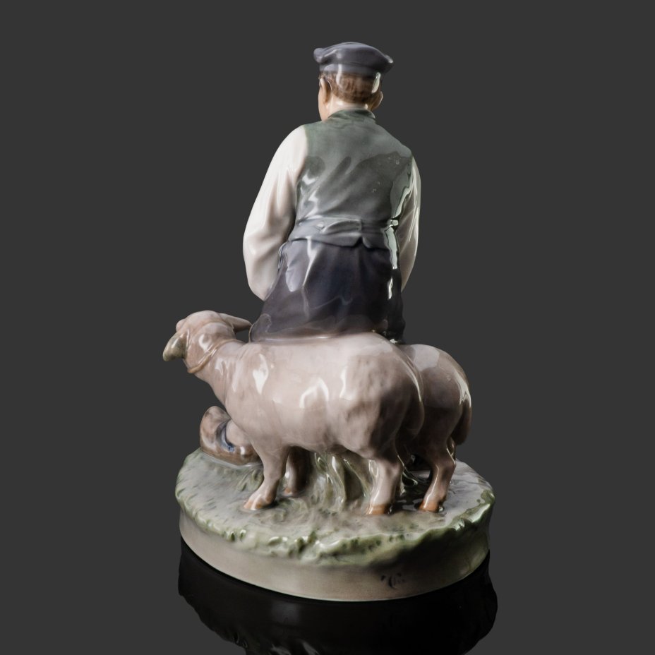 Статуэтка "Пастух с овцами", фарфор, роспись, Royal Copenhagen, Дания, 1951 г.