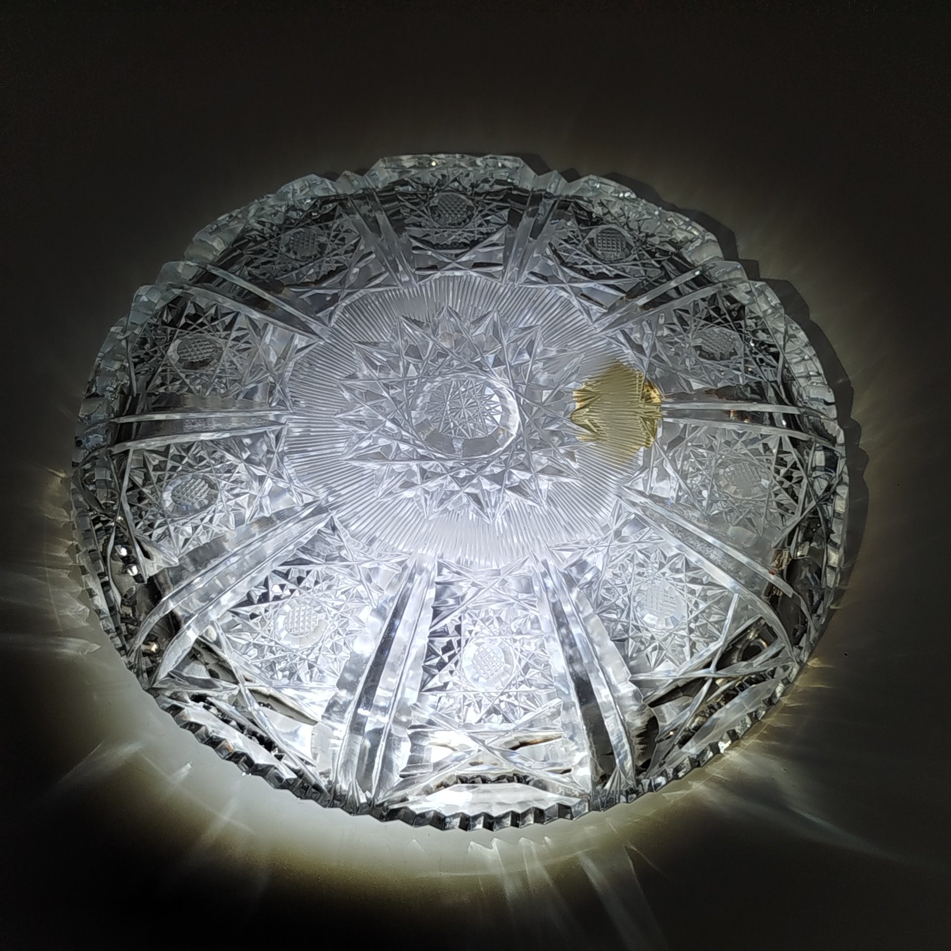 Ваза для сервировки с орнаментальным декором