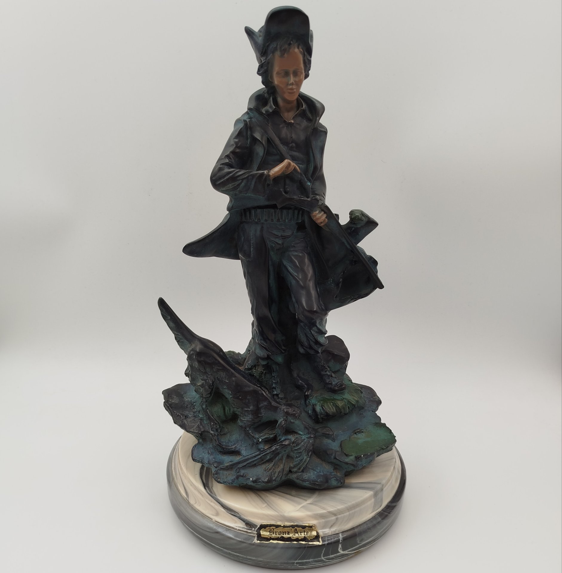 Статуэтка "Охотник", композитный материал, роспись, Азия, 2010-2015 гг.