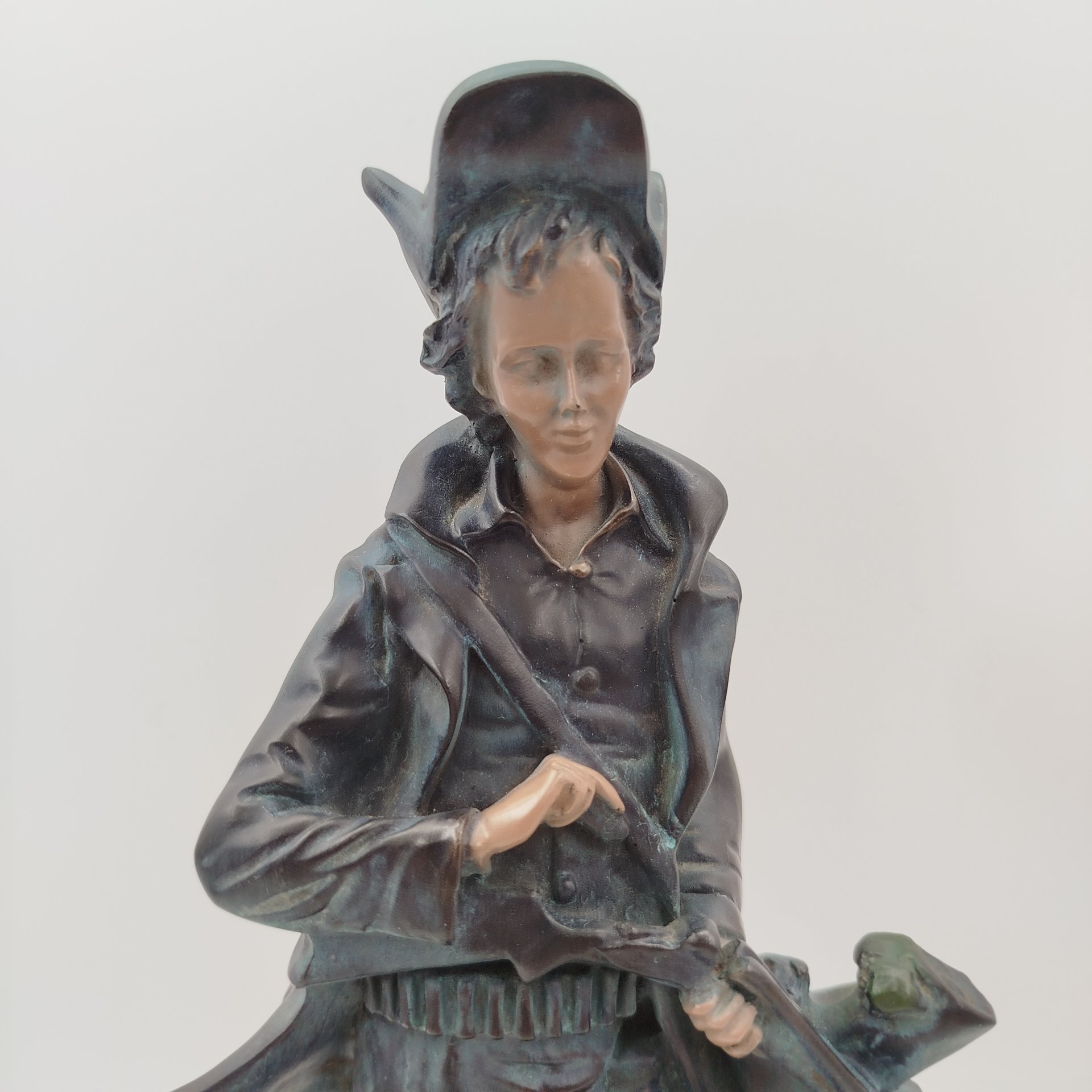 Статуэтка "Охотник", композитный материал, роспись, Азия, 2010-2015 гг.