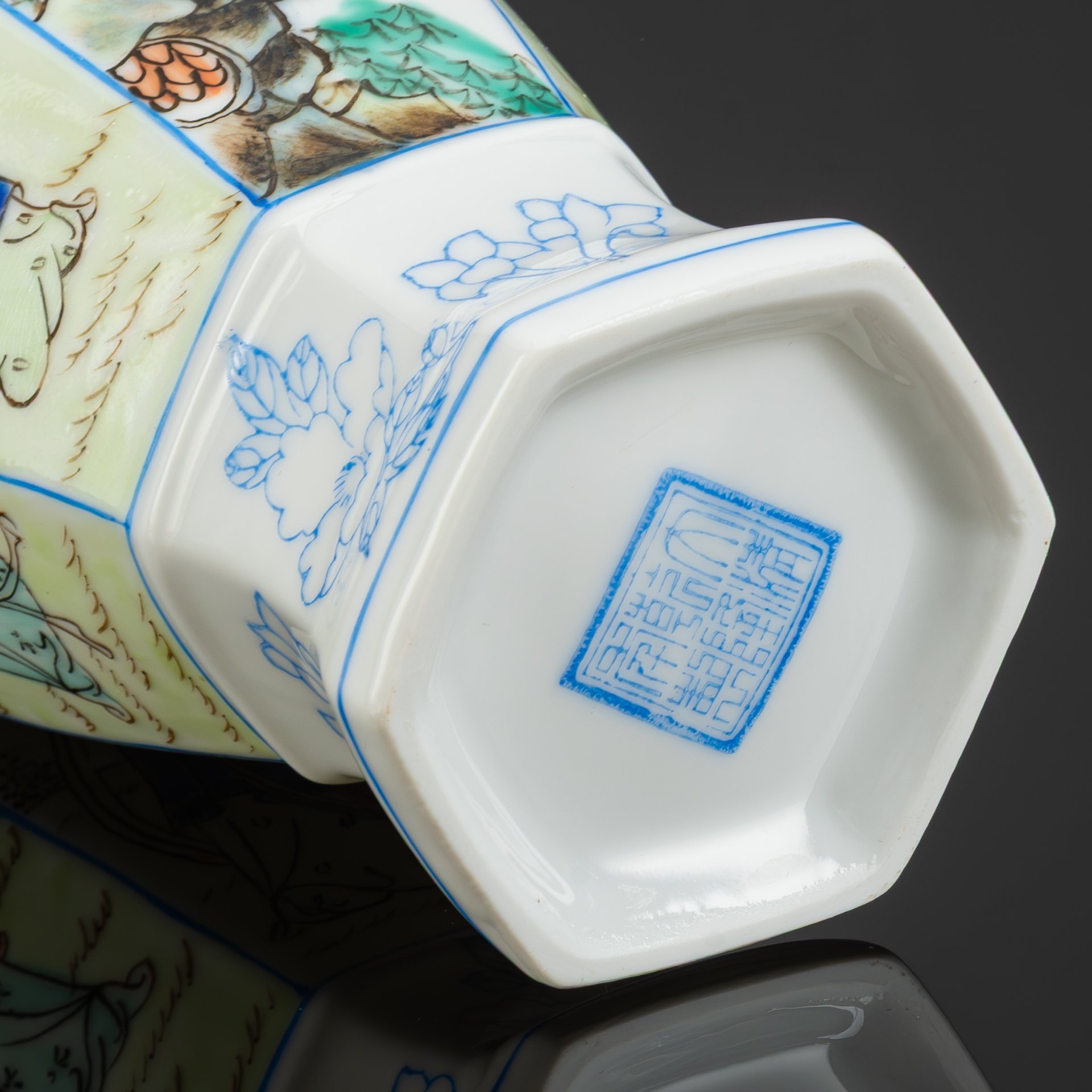 Ваза шестигранной формы "Благородные женские искусства (добродетели)"