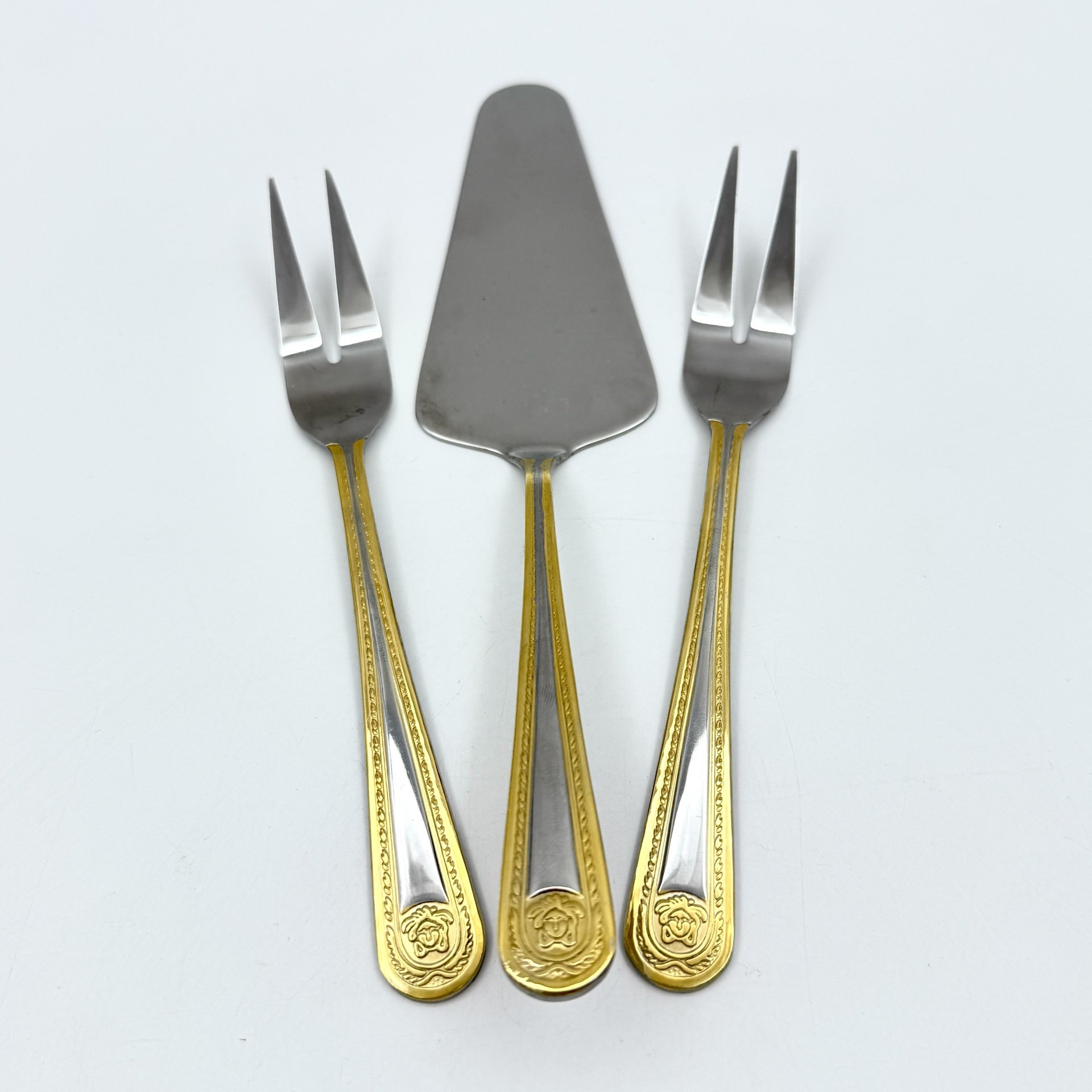 Набор из трех предметов "Versace" (лопатка для торта и две вилки для лимона), сталь, Западная Европа, 2000-2020 гг.