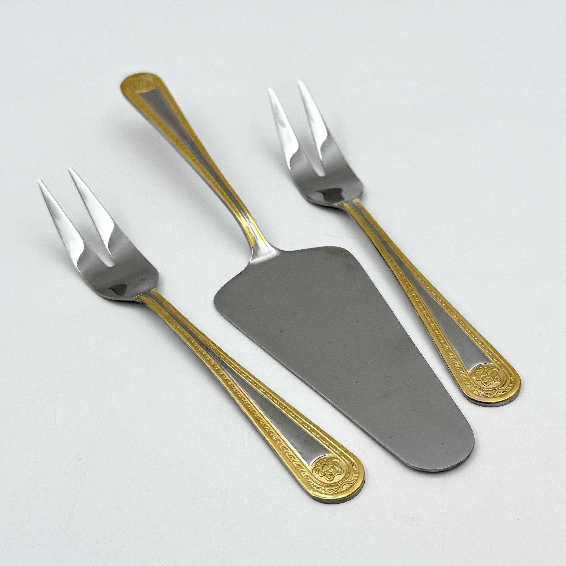 Набор из трех предметов "Versace" (лопатка для торта и две вилки для лимона), сталь, Западная Европа, 2000-2020 гг.