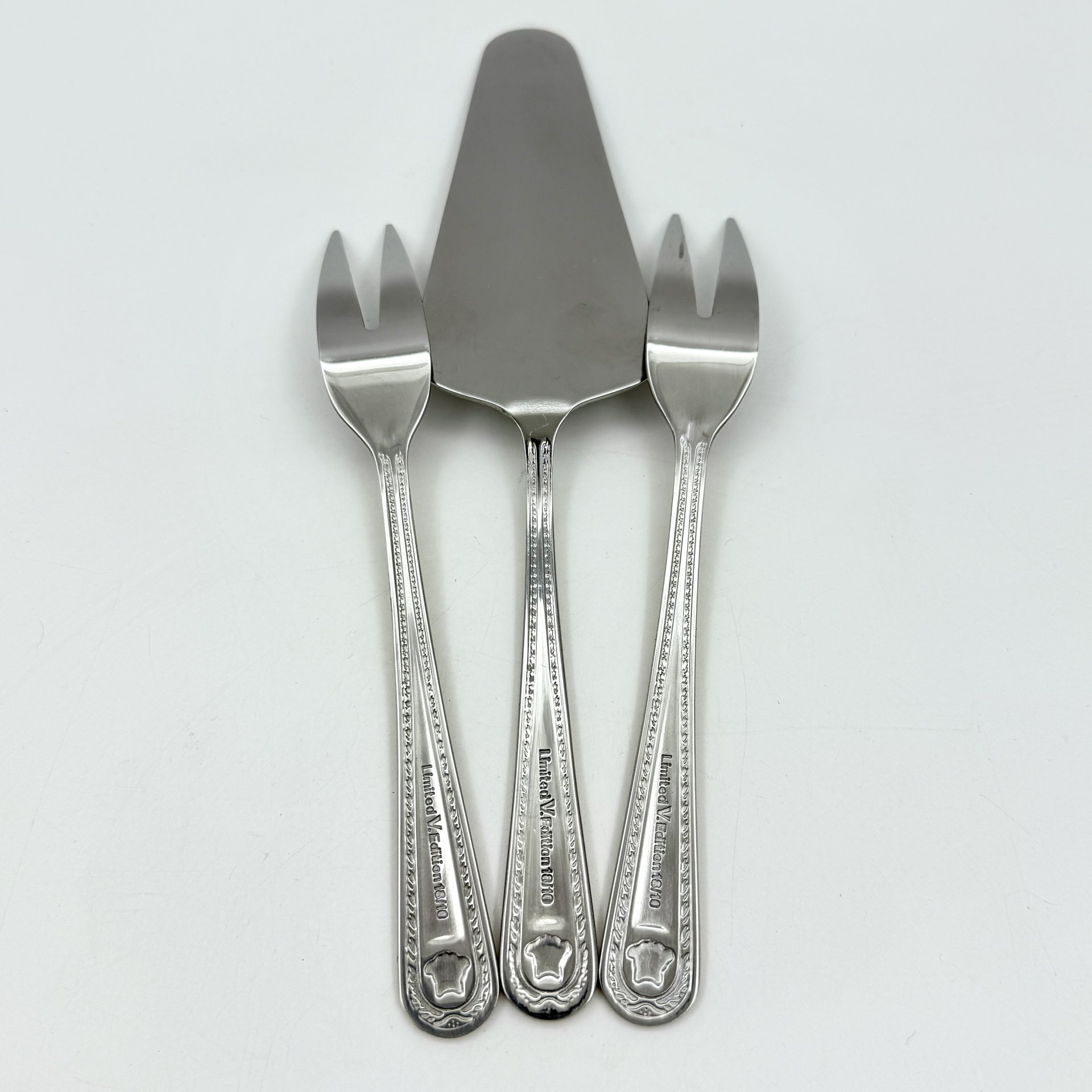 Набор из трех предметов "Versace" (лопатка для торта и две вилки для лимона), сталь, Западная Европа, 2000-2020 гг.
