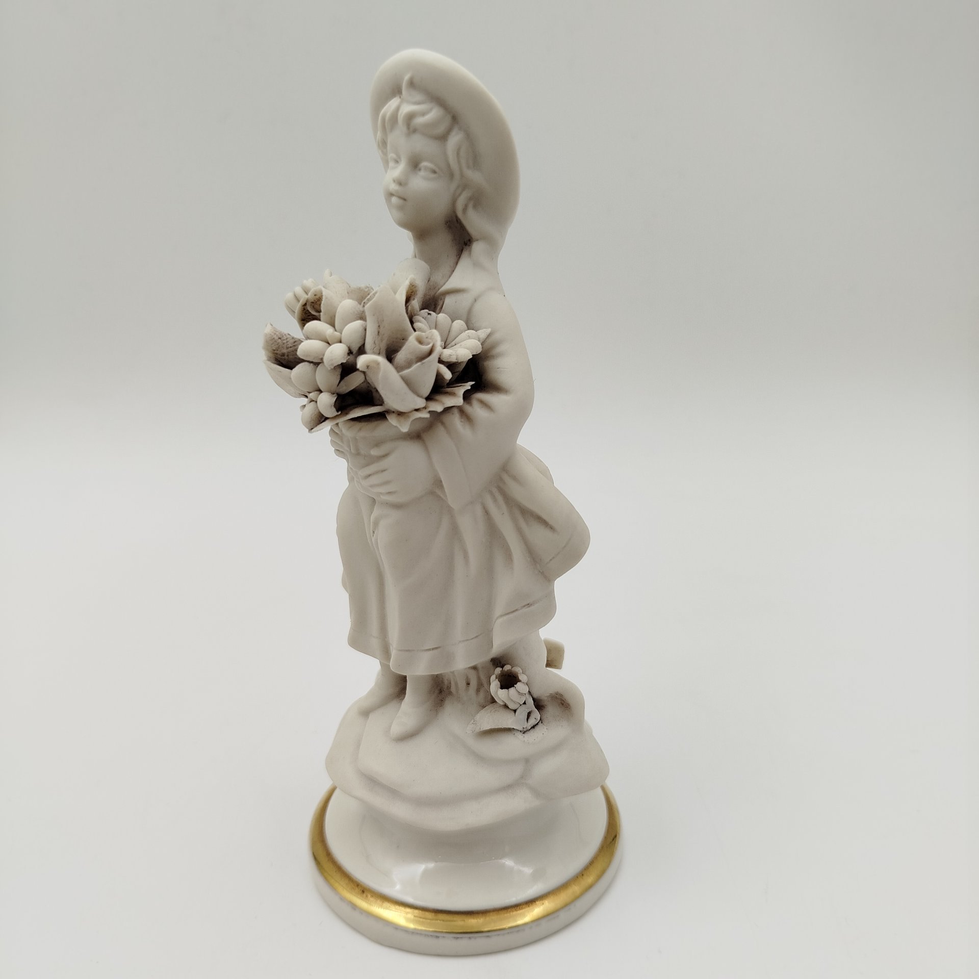 Статуэтка "Девочка с букетом цветов", Marcolin (Capodimonte)