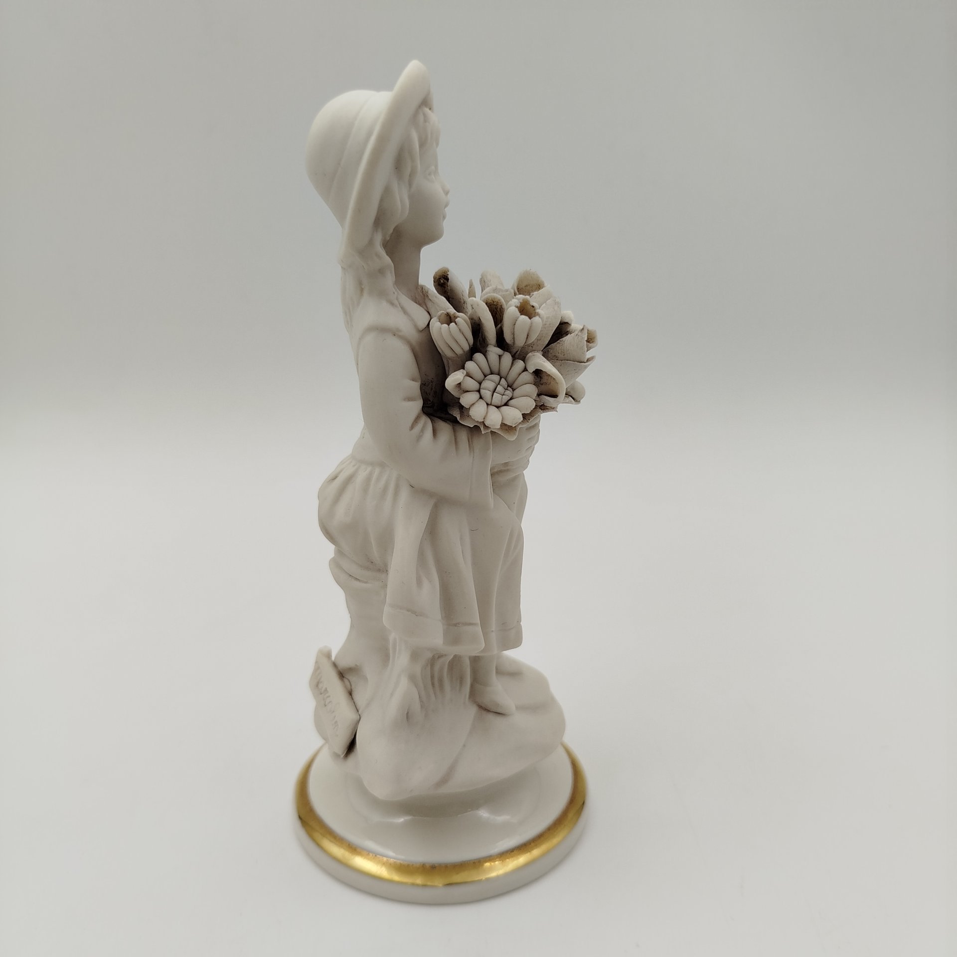 Статуэтка "Девочка с букетом цветов", Marcolin (Capodimonte)