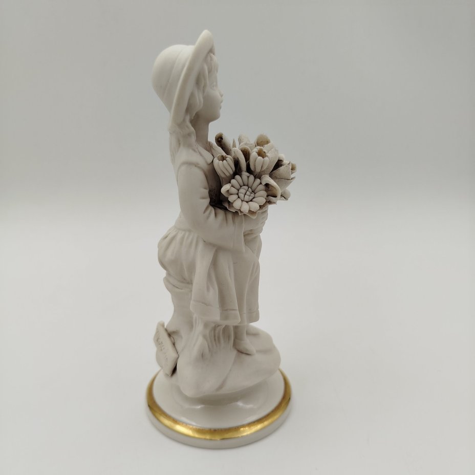 Статуэтка "Девочка с букетом цветов", Marcolin (Capodimonte)