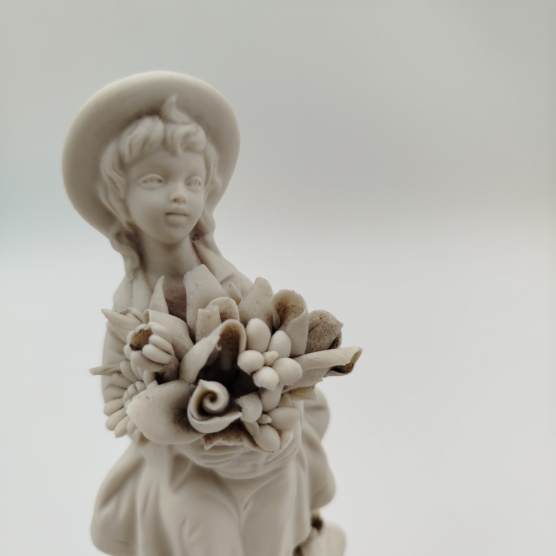 Статуэтка "Девочка с букетом цветов", Marcolin (Capodimonte)