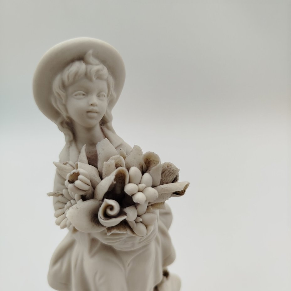 Статуэтка "Девочка с букетом цветов", Marcolin (Capodimonte)