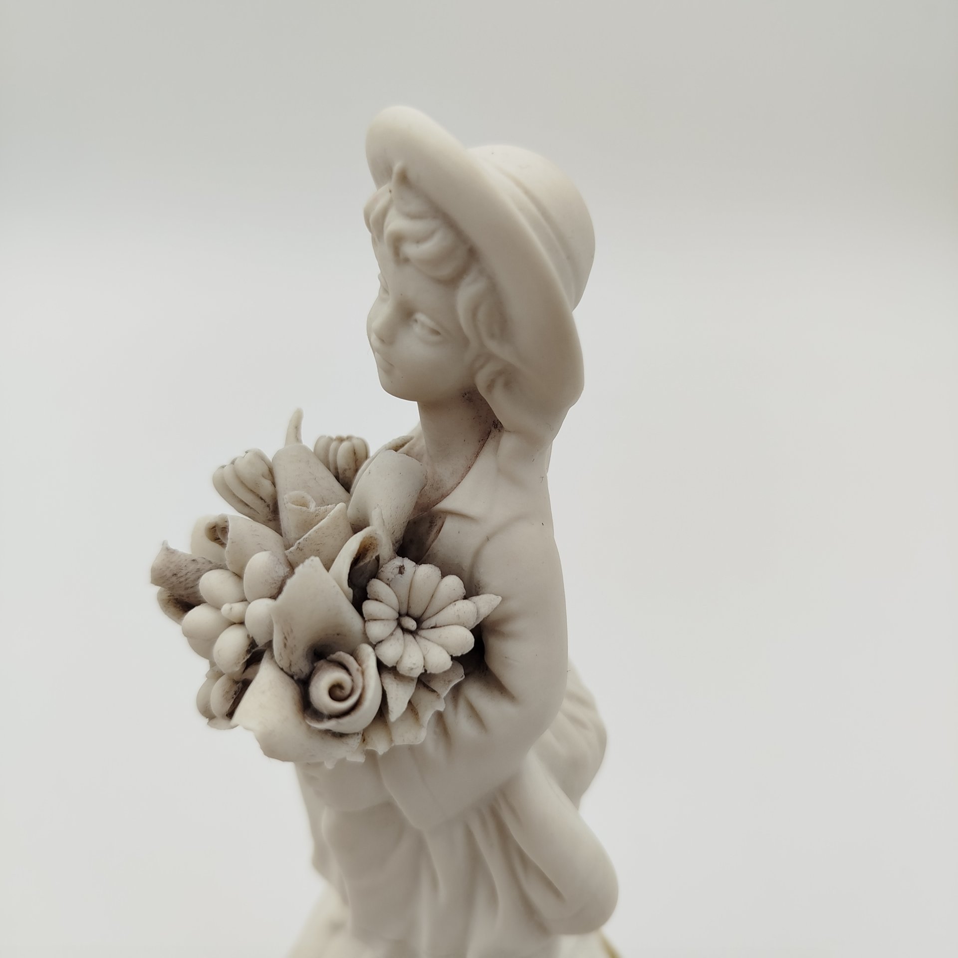 Статуэтка "Девочка с букетом цветов", Marcolin (Capodimonte)