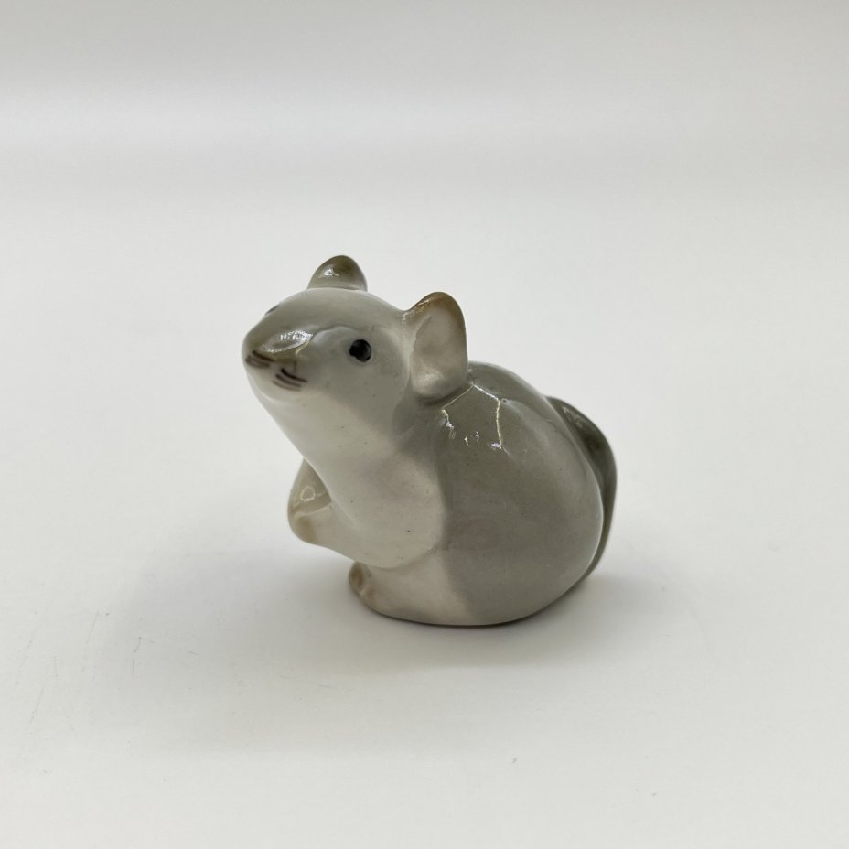 Статуэтка миниатюрная "Мышка", скульптор Т. С. Линчевская, фарфор, аэрография, роспись, Ленинградский фарфоровый завод (ЛФЗ), СССР, 1970-1990 гг.