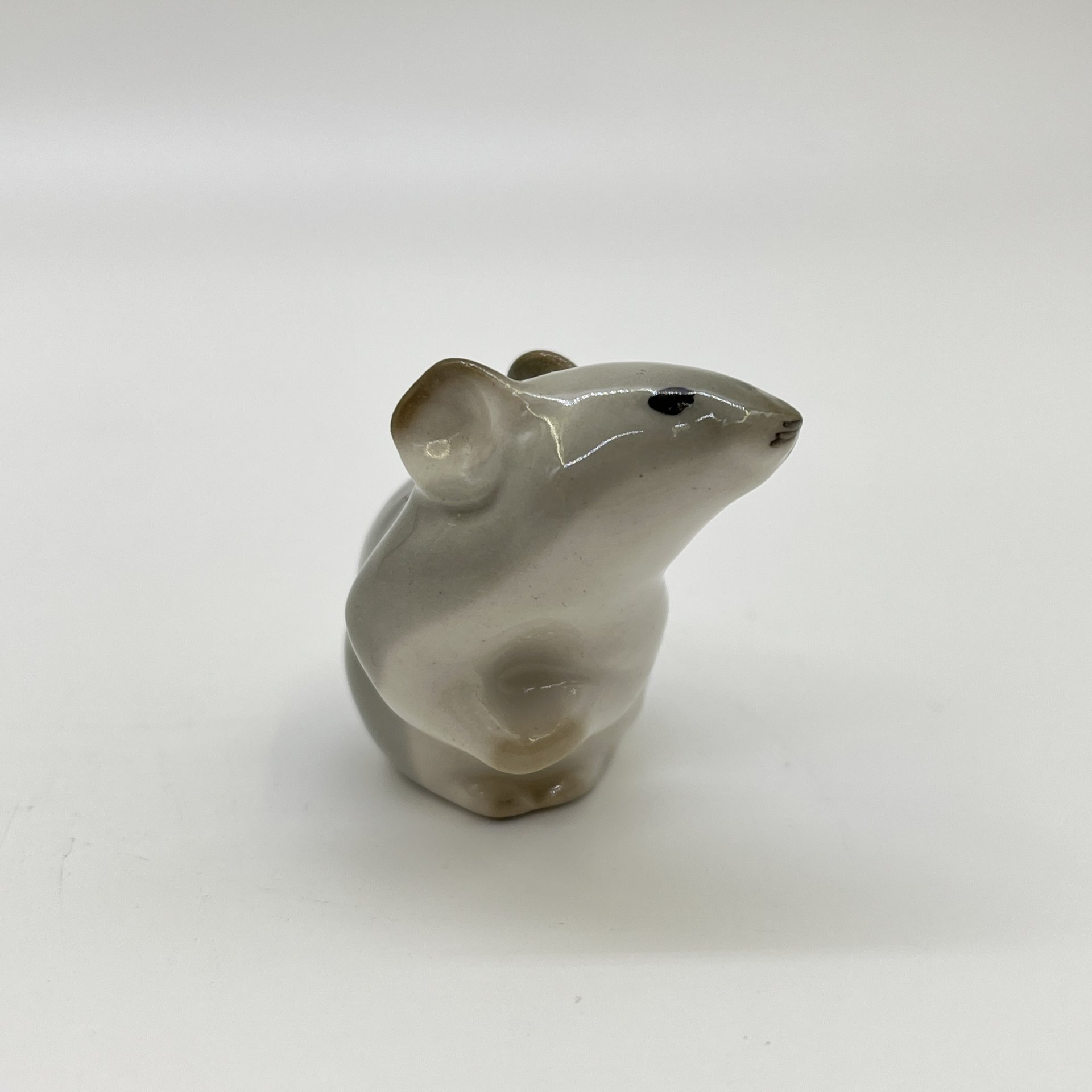 Статуэтка миниатюрная "Мышка", скульптор Т. С. Линчевская, фарфор, аэрография, роспись, Ленинградский фарфоровый завод (ЛФЗ), СССР, 1970-1990 гг.