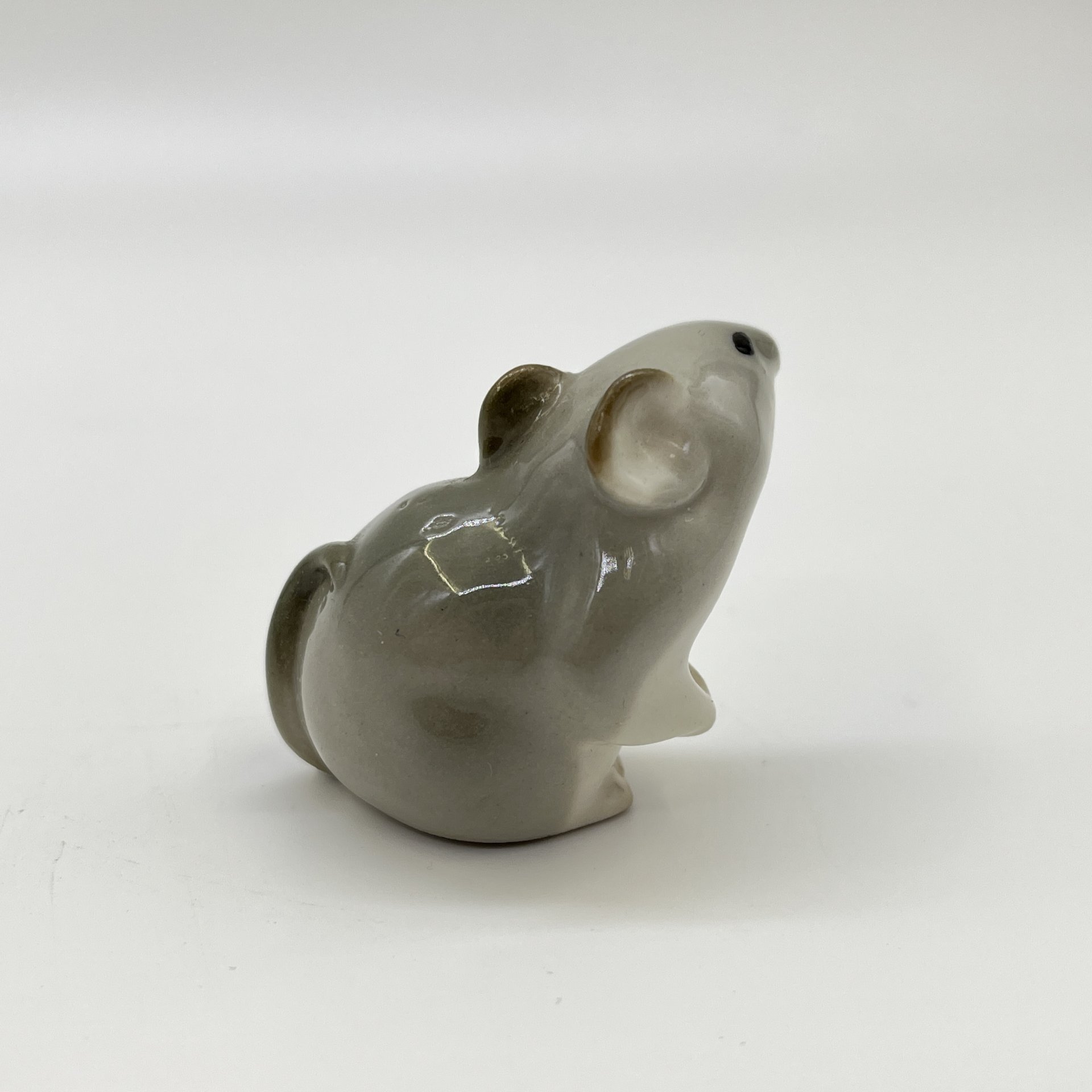 Статуэтка миниатюрная "Мышка", скульптор Т. С. Линчевская, фарфор, аэрография, роспись, Ленинградский фарфоровый завод (ЛФЗ), СССР, 1970-1990 гг.